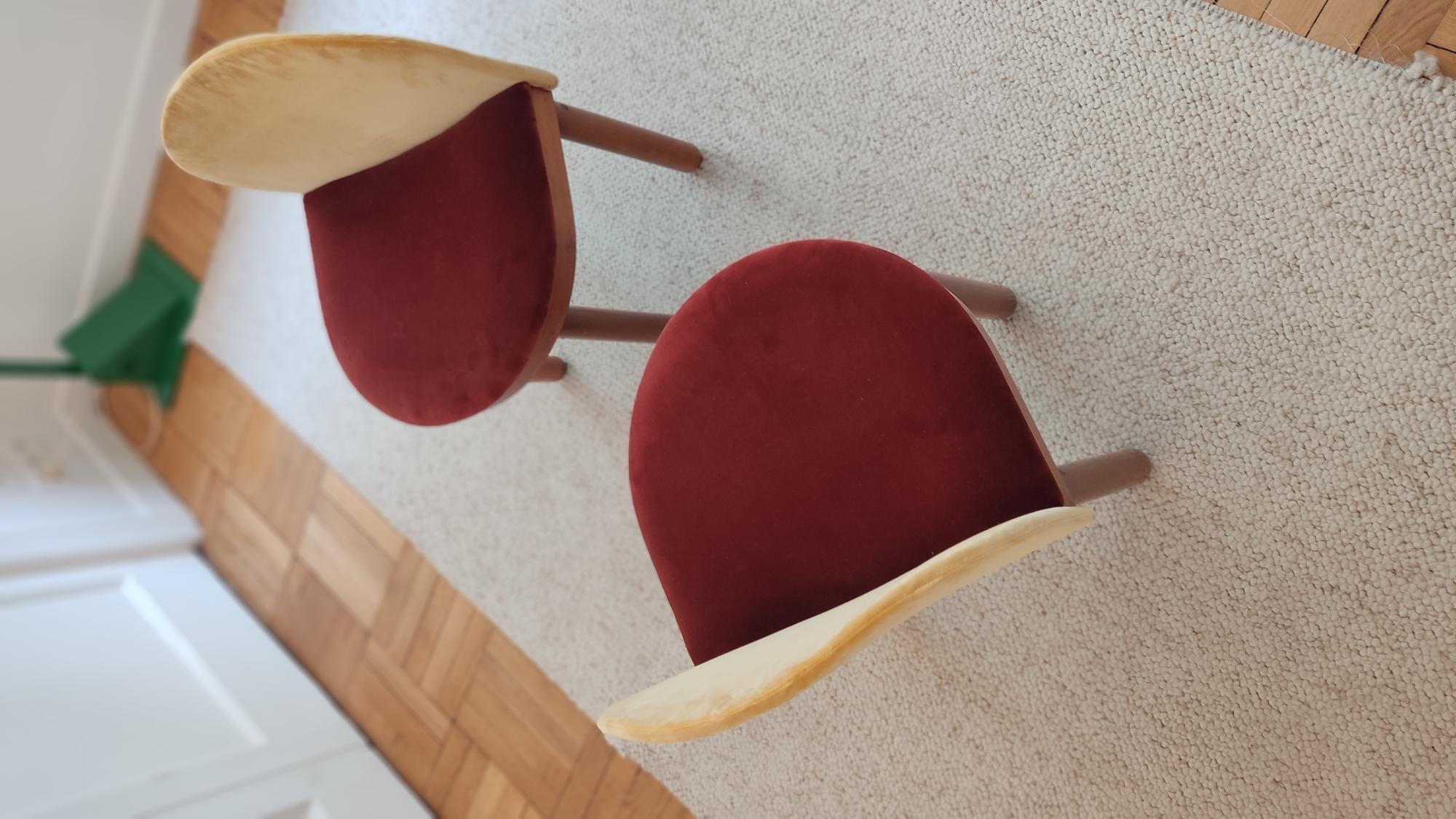 Paar italienische Stühle Holz und Samt (Italienisch) im Angebot