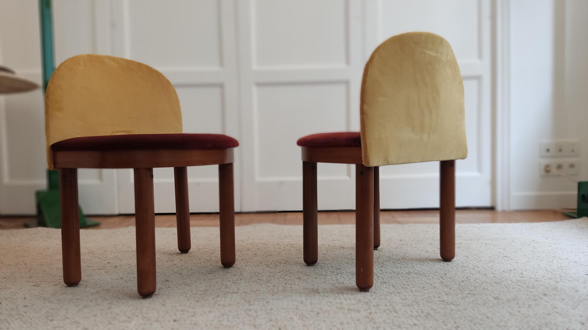 Pair of italian chairs wood and velvet In Good Condition For Sale In Paris, FR
