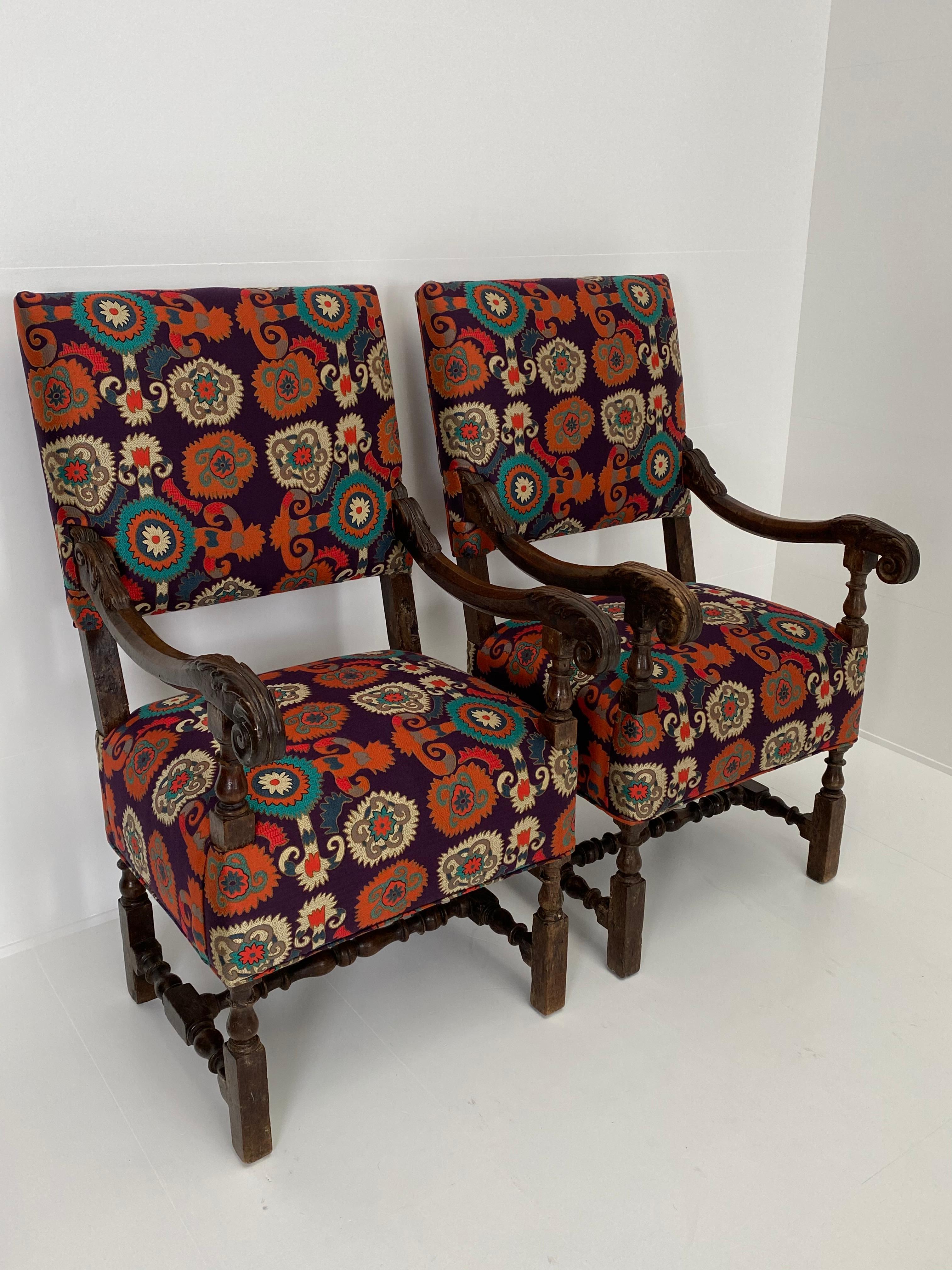Nice pair of Italian walnut chairs, 18th century
with new Italian Etro fabric.