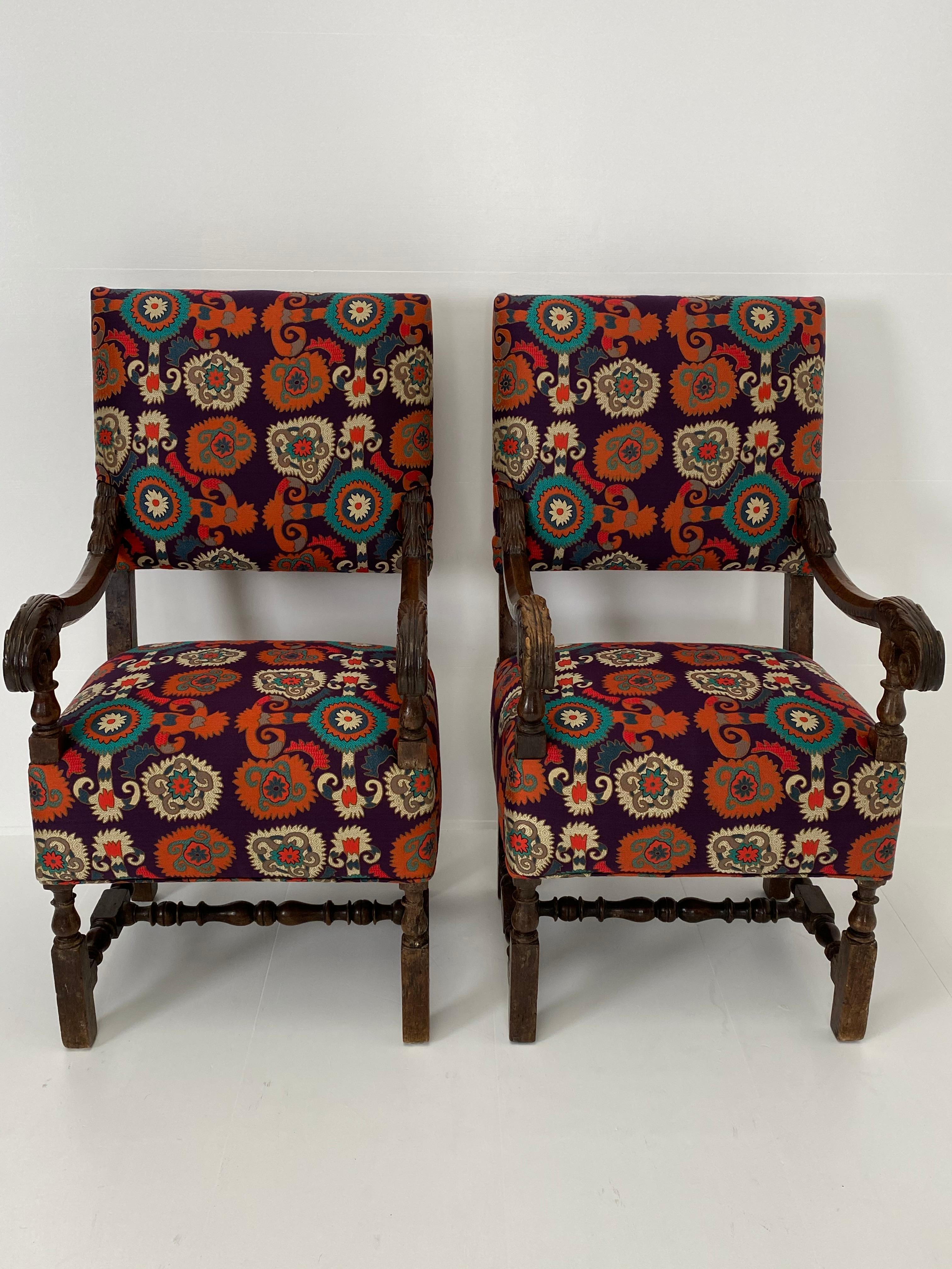 Paar italienische Stühle:: Etro-Stoff (Italienisch) im Angebot