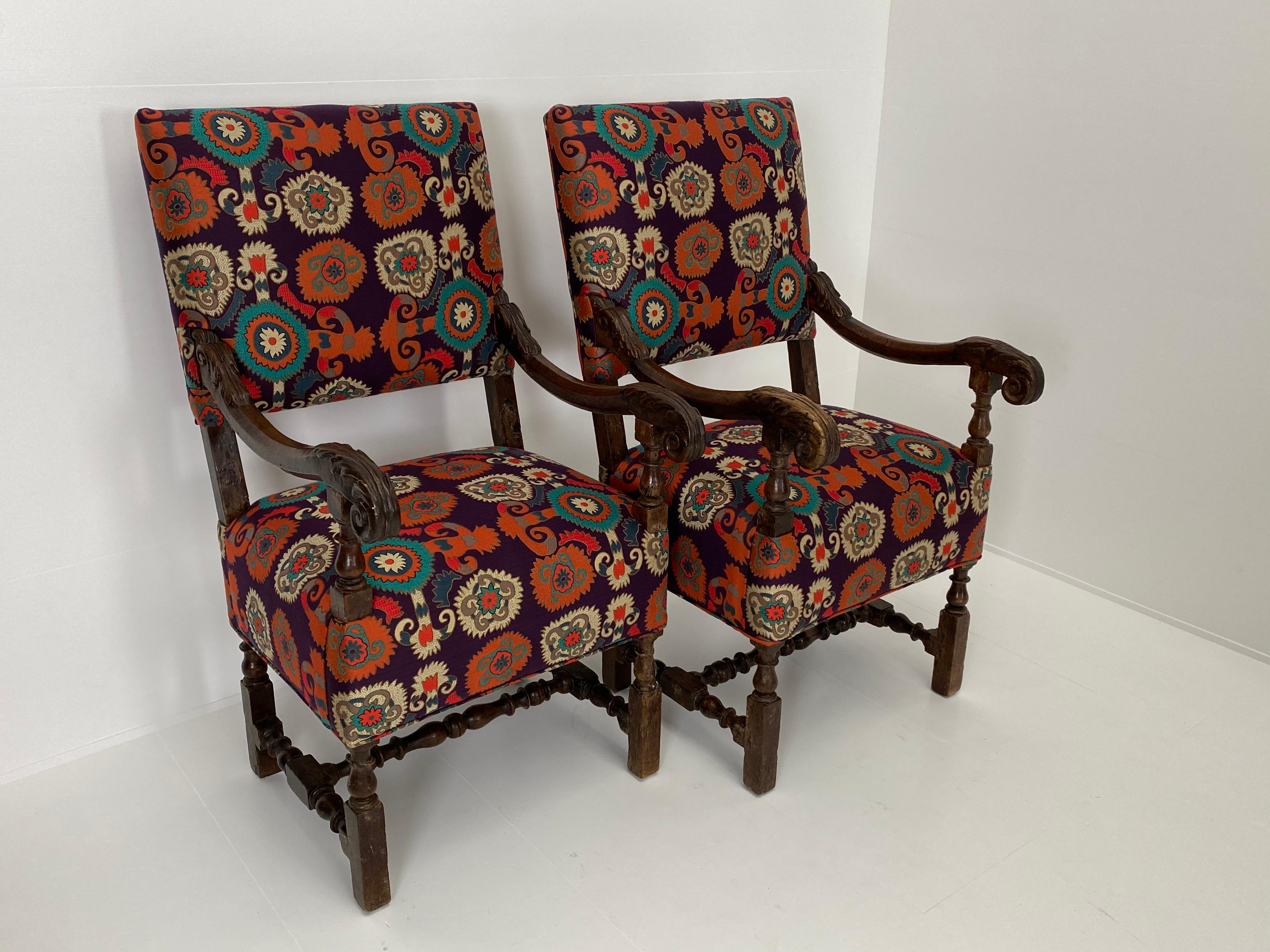 Paar italienische Stühle:: Etro-Stoff (Poliert) im Angebot