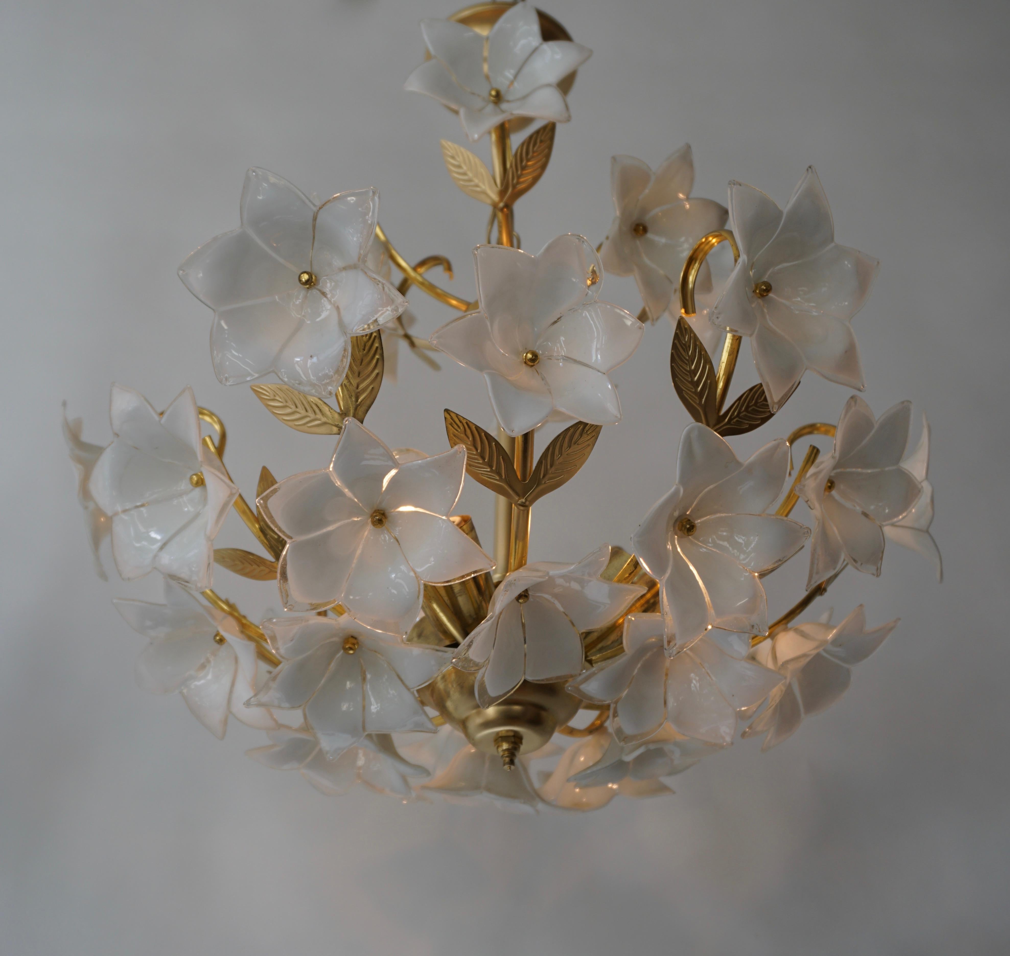 Pair of Italian Chandelier Murano Glass Gold White Flowers, 1970 In Good Condition In Antwerp, BE