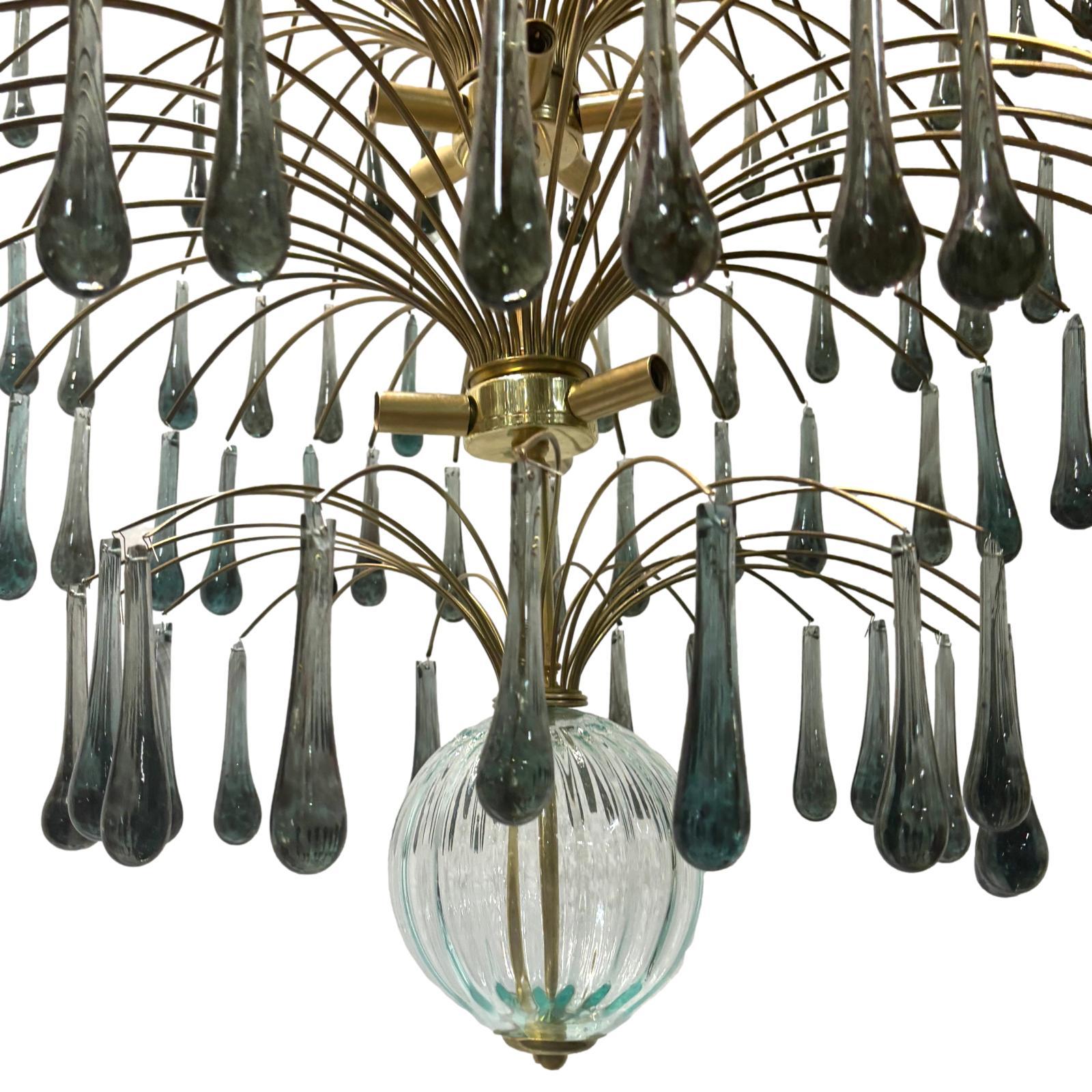 Paire de grands luminaires italiens des années 1960 en bronze doré avec des gouttes en verre bleu foncé et 13 lumières intérieures. Vendu à l'unité.

Mesures :
Diamètre : 44