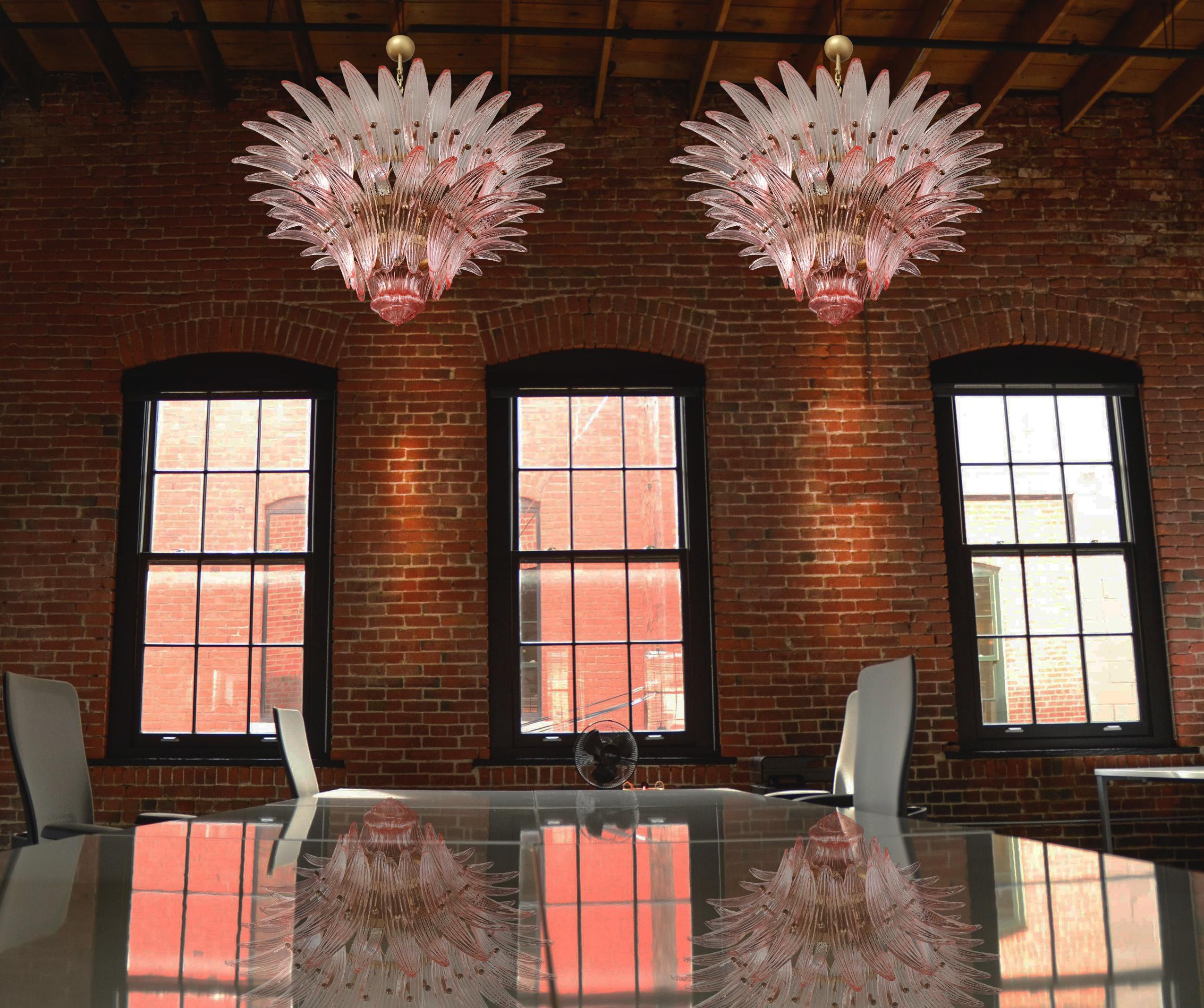 Coppia di lussuosi e autentici lampadari in vetro di Murano. Realizzato a mano a Murano. È composto da 58 bicchieri di cristallo rosa di Murano con una montatura in metallo dorato. Il lampadario presenta anche una sfera in vetro di Murano