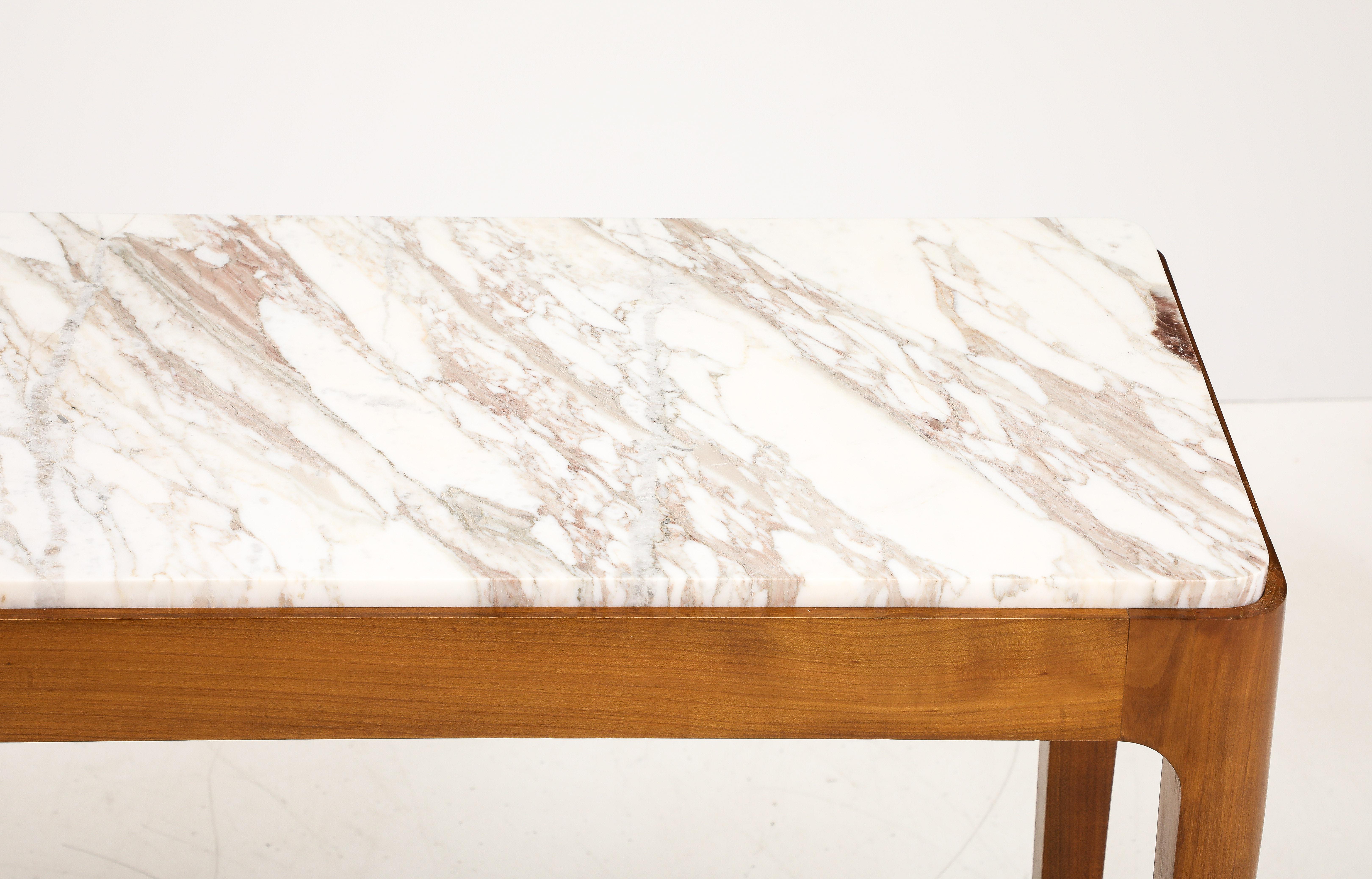 Este par de consolas a medida de mediados de siglo fueron fabricadas a mano por una familia de maestros carpinteros de Arezzo (Italia) en madera de cerezo italiano y mármol Broccatello di Siena. Líneas limpias y minimalistas con patas largas y