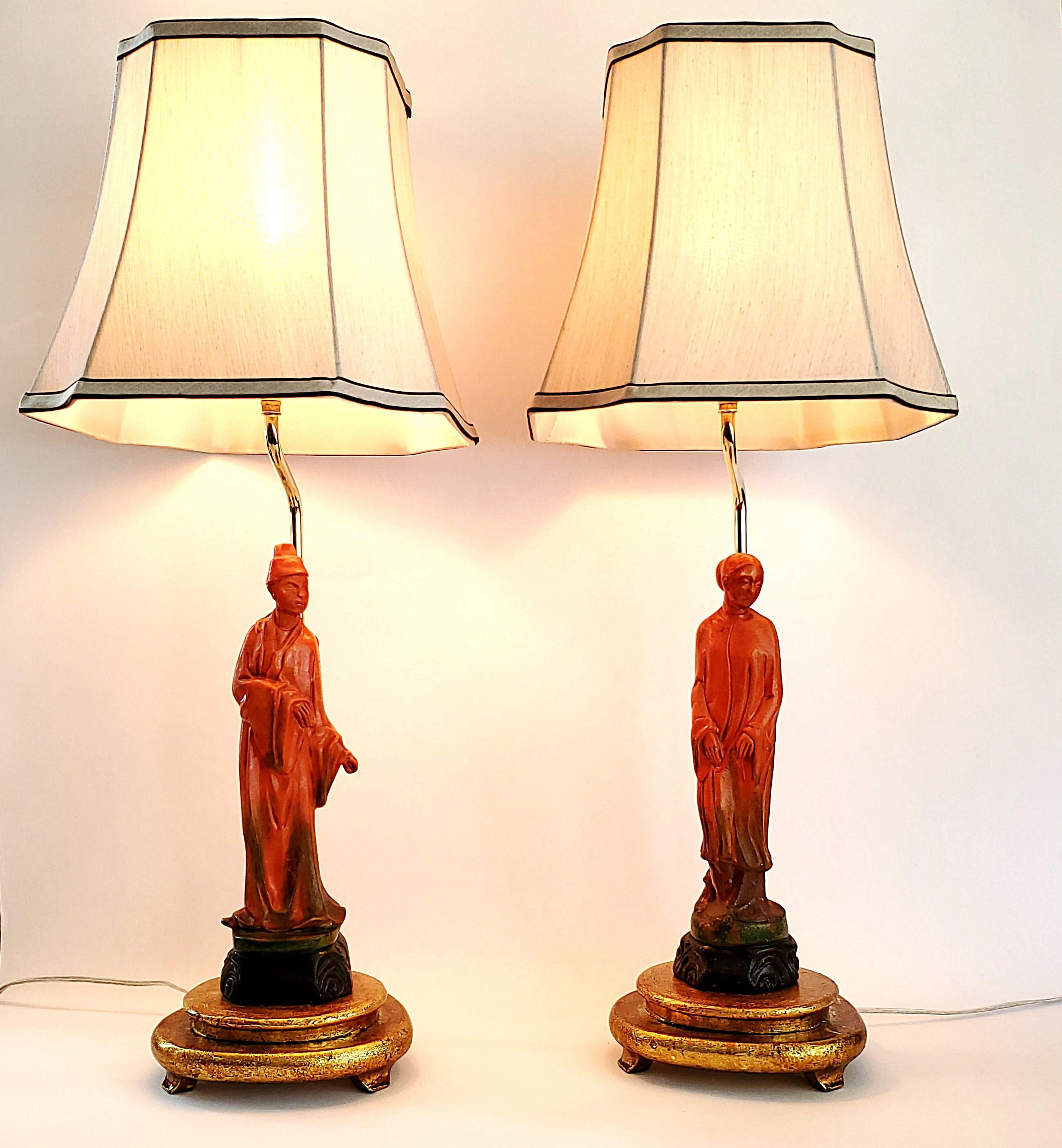 Ottone Coppia di lampade da tavolo con statuetta cinese di Borghese firmate in vendita