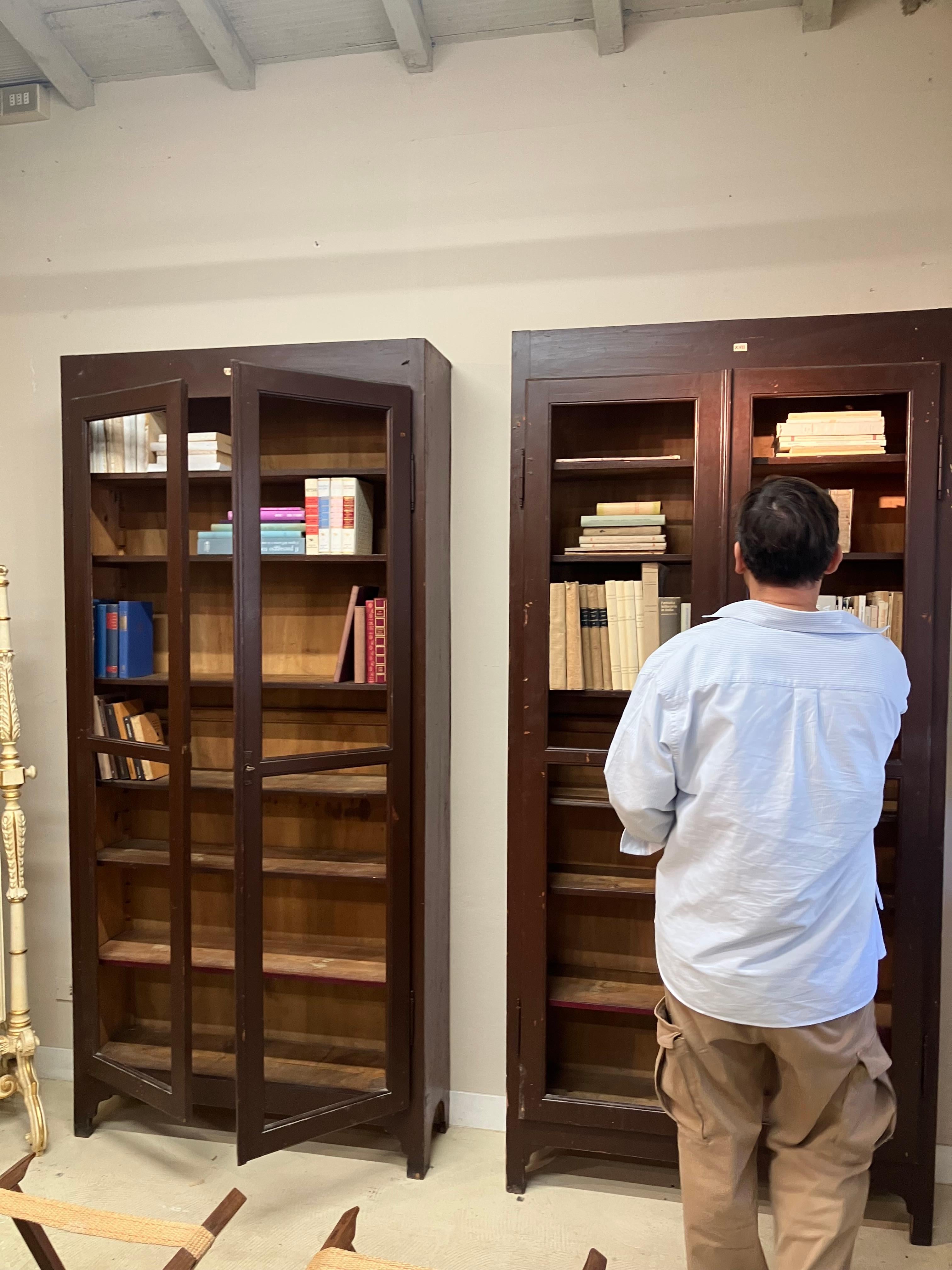 Arts and Crafts Italian Brown and Burgundy Lacquered Display Cabinets or Vitrines, 1910 circa in vendita