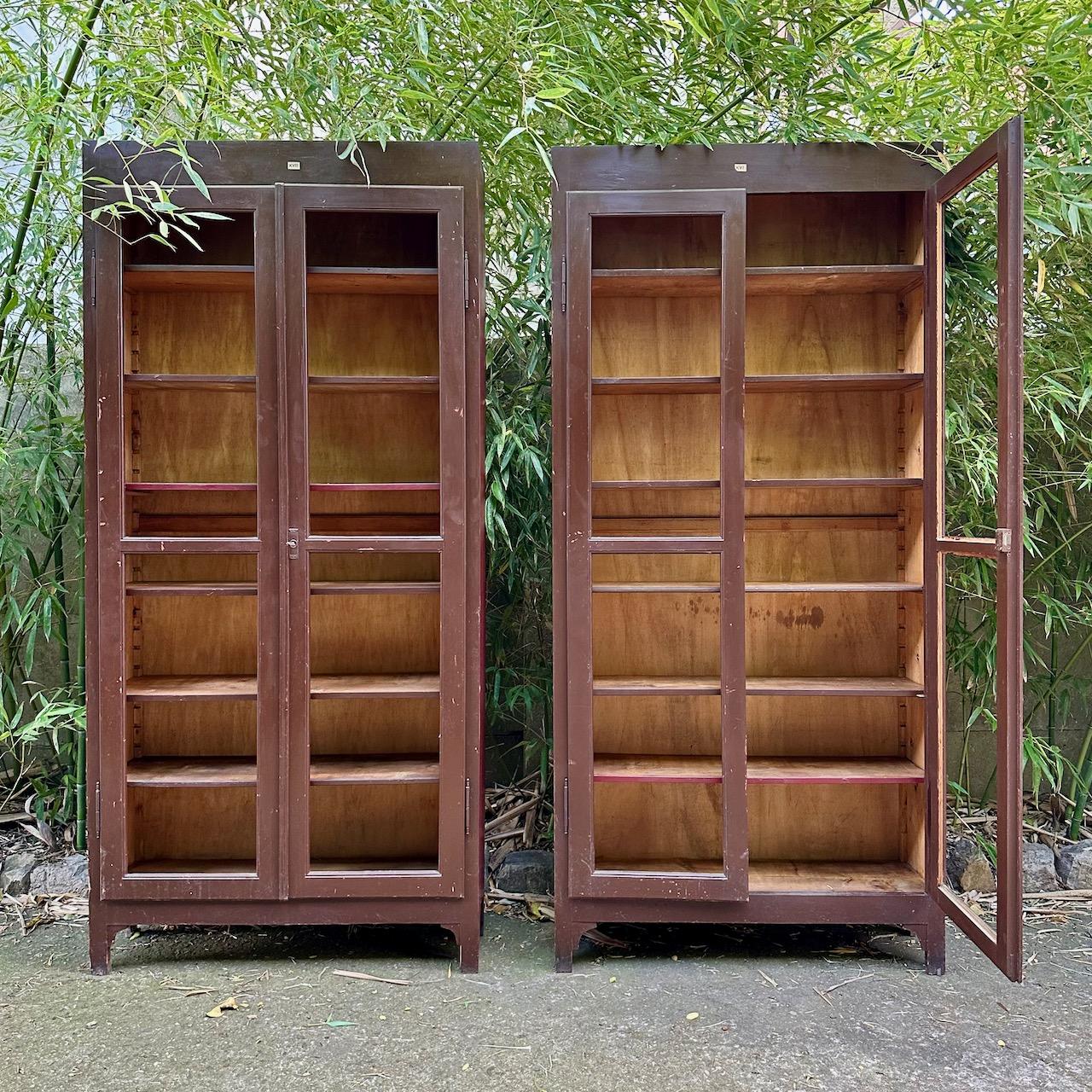 Italiano Italian Brown and Burgundy Lacquered Display Cabinets or Vitrines, 1910 circa in vendita
