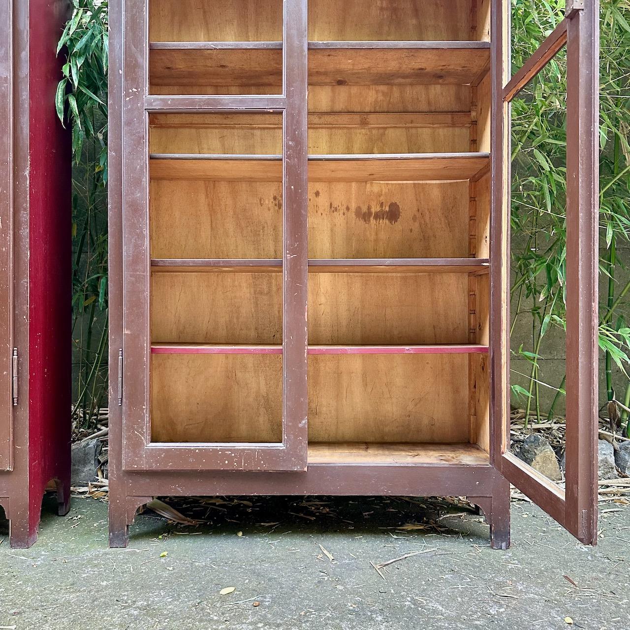 Fatto a mano Italian Brown and Burgundy Lacquered Display Cabinets or Vitrines, 1910 circa in vendita