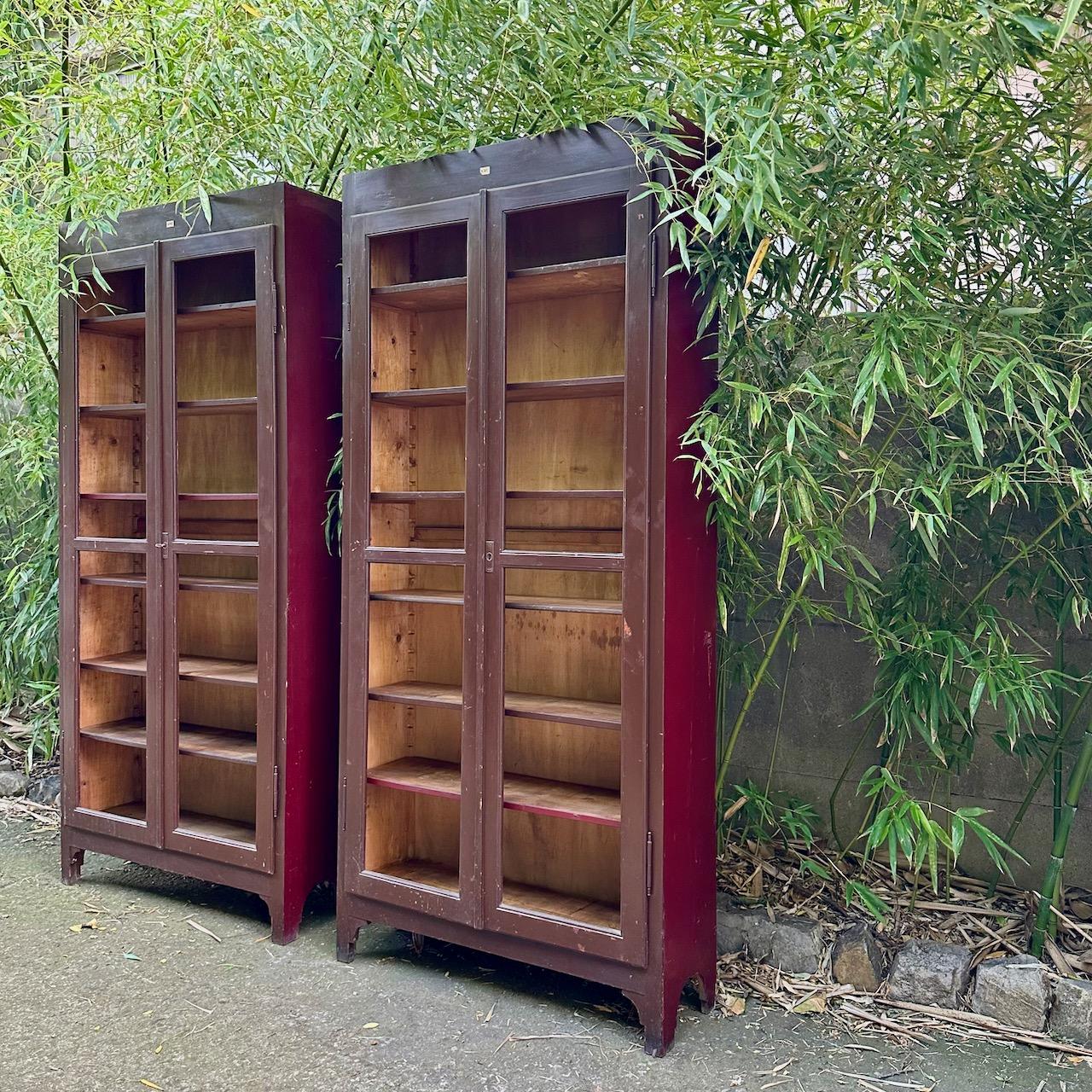 Italian Brown and Burgundy Lacquered Display Cabinets or Vitrines, 1910 circa in vendita 1