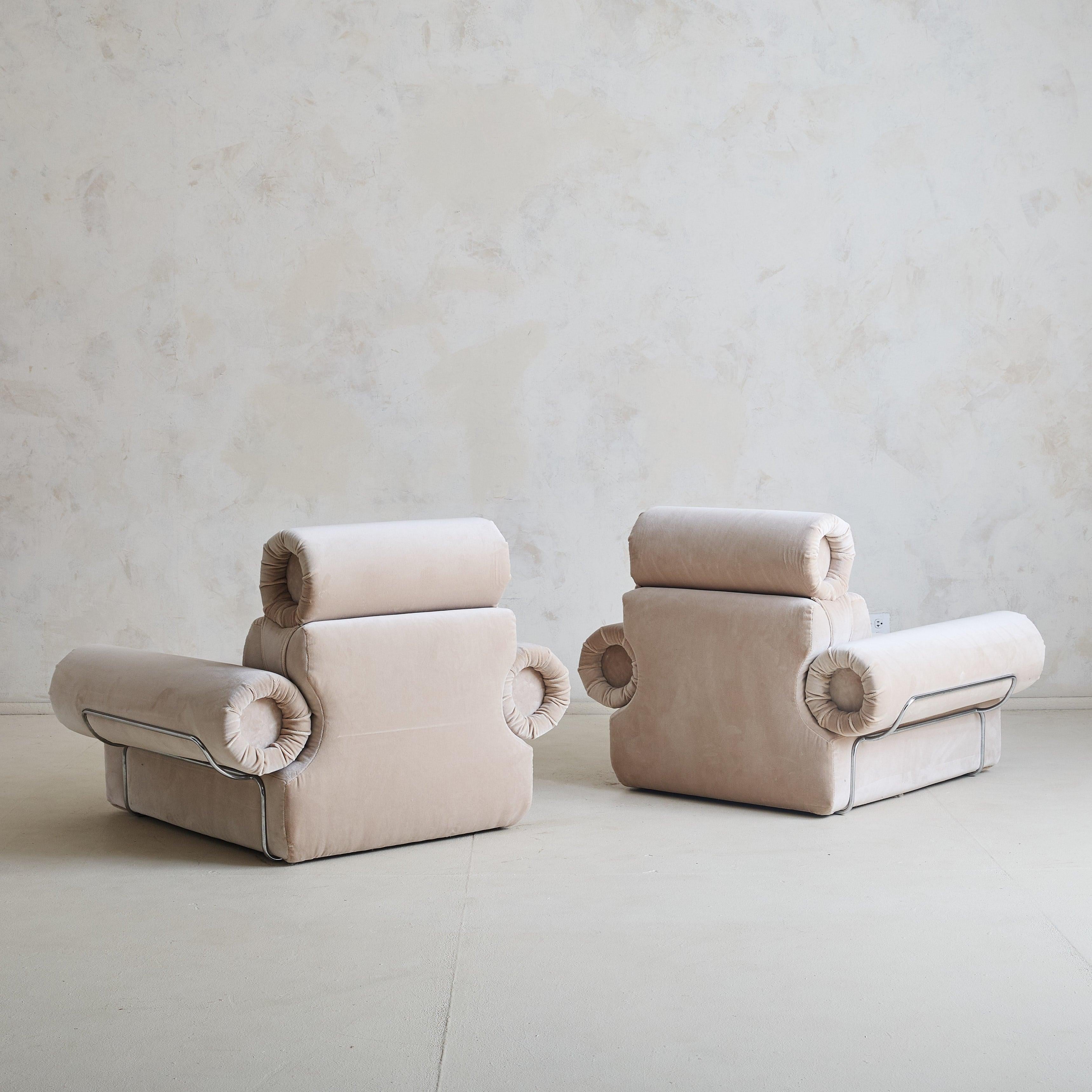 Pair of Italian Chrome Base Lounge Chairs, 1970s Italiano en venta