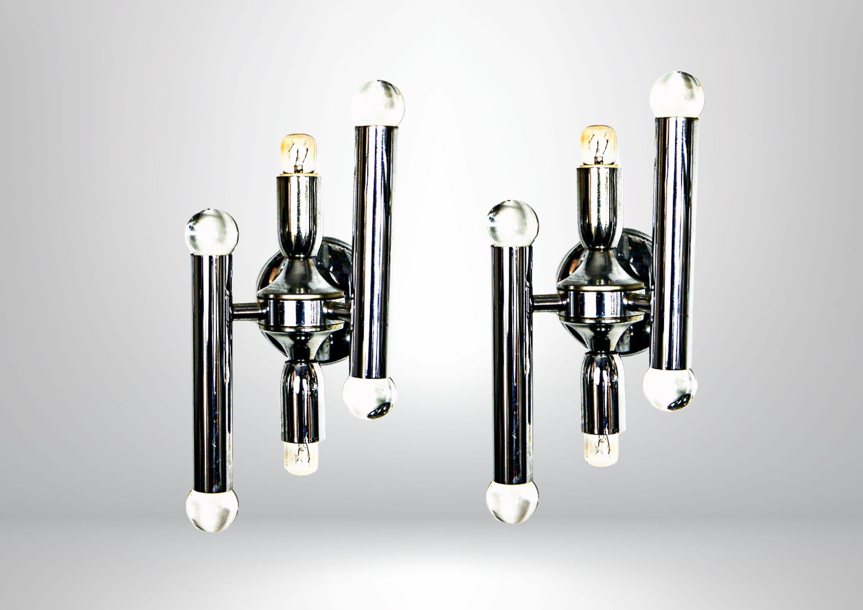 Pair of glass crystal and chromed steel wall sconces by Gaetano Sciolari.
Made in Italy in the 1960s.
Featuring 3 tubular chromed steel structured pipes set on a domed wall mounting unit, also in chromed steel.
Each tubular steel is finished with