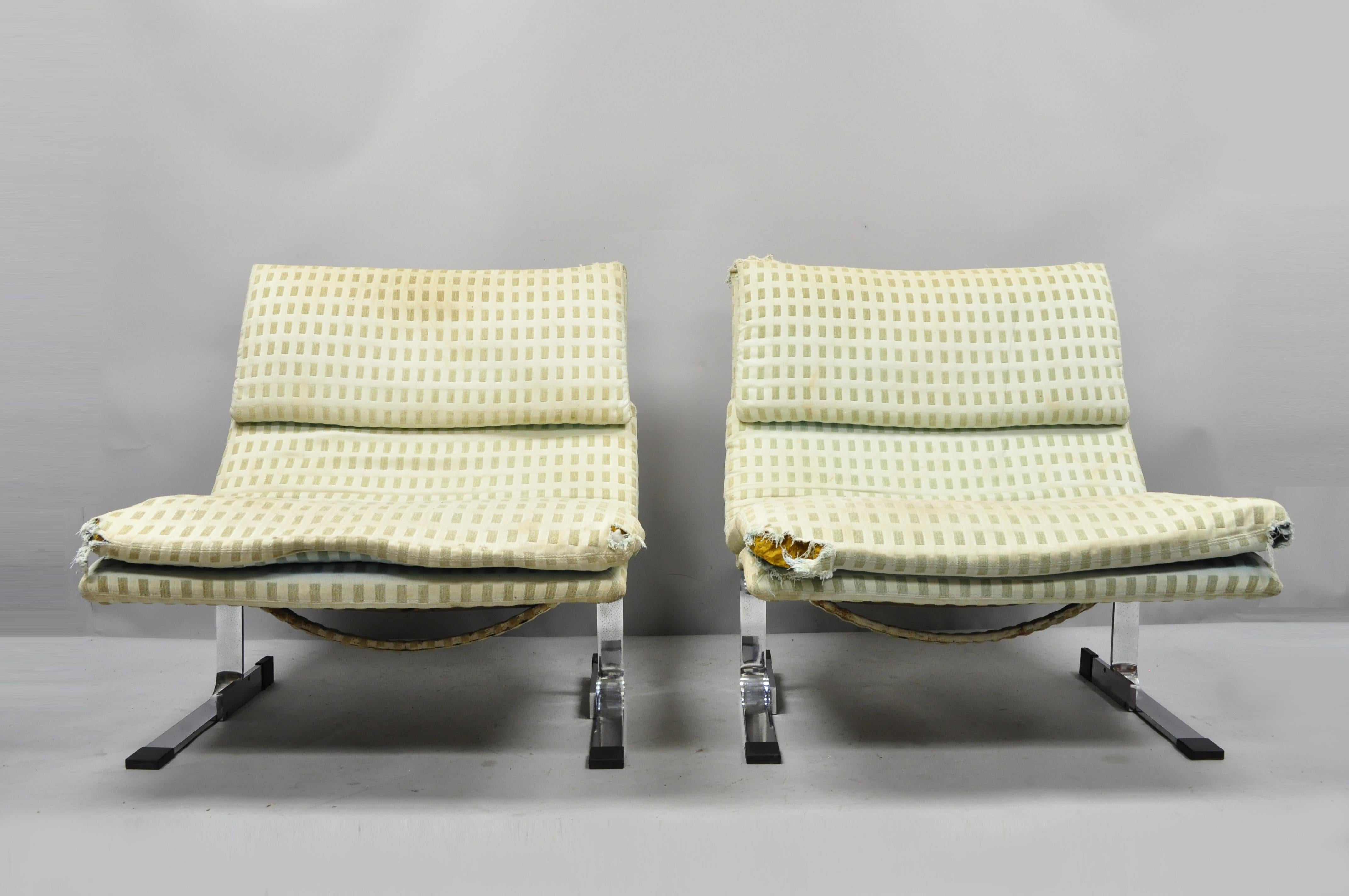 Pair of Italian chrome onda wave lounge chairs by Giovanni Offredi for Saporiti. Items feature large substantial size, heavy chrome plated steel frames, circa 1960s. Measurements: 33