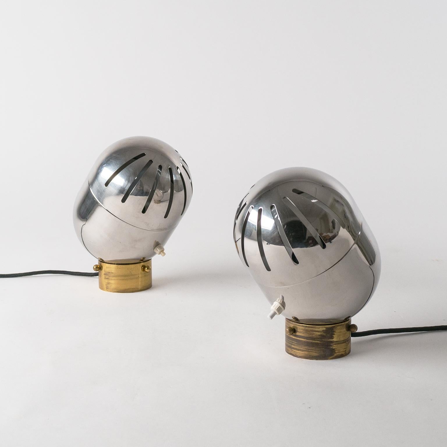 Rare paire de lampes de table italiennes chromées par Reggiani, années 1960. Design très sculptural avec un corps entièrement chromé et des fentes discrètes sur le couvercle supérieur (qui peut être tourné à 360 degrés) qui permettent à la lumière