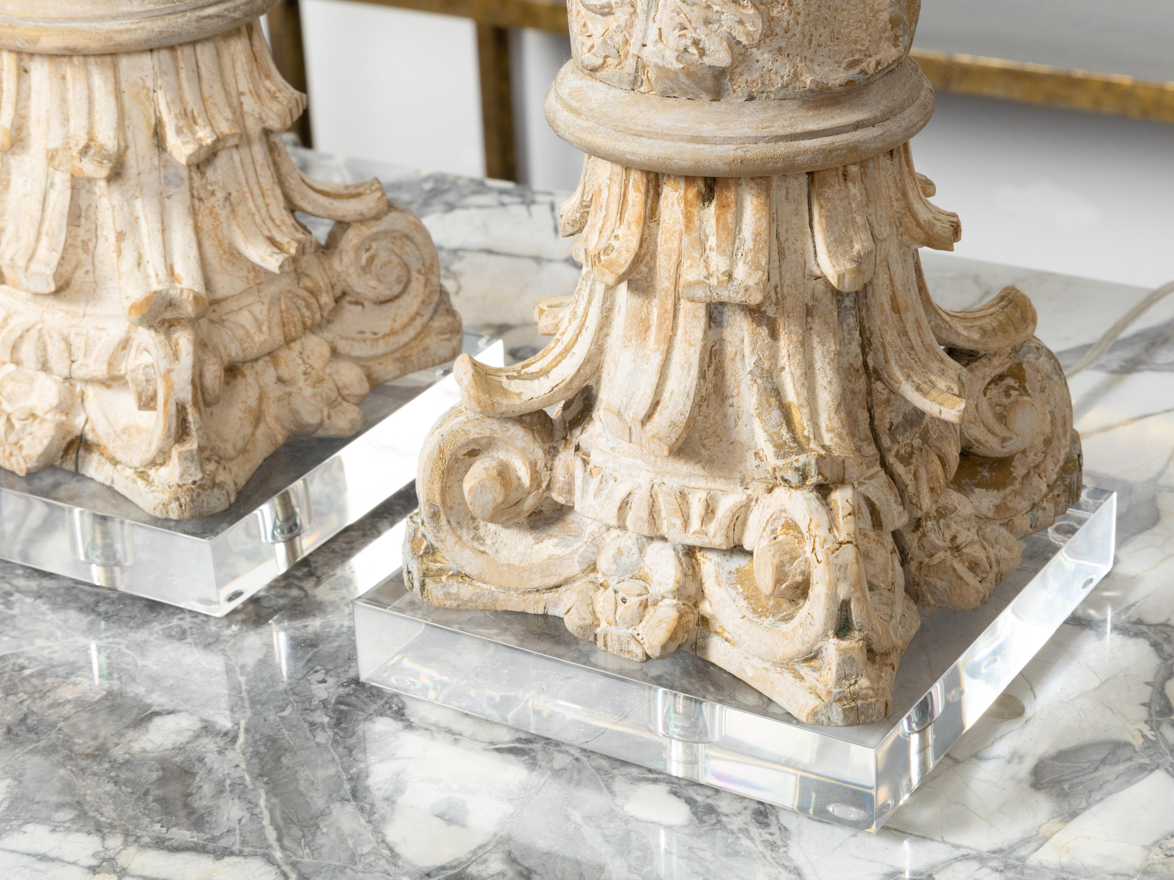 Paire de fragments de bois sculptés de style classique italien transformés en lampes de bureau en vente 2