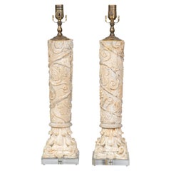 Paar geschnitzte Holzfragmente im italienischen klassischen Stil, die zu Tischlampen verarbeitet wurden