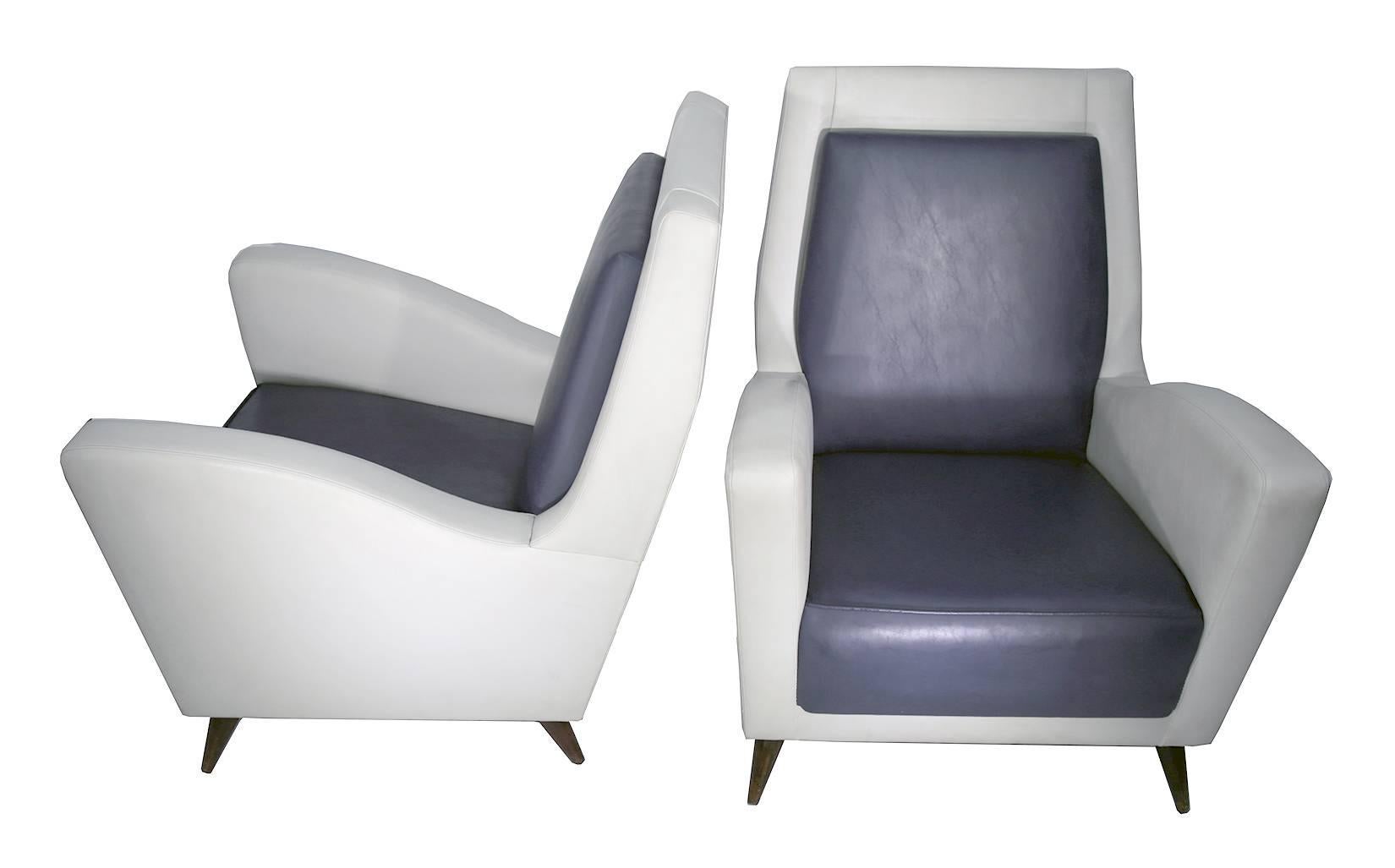 Pair of 1950s Italian contrasting blue and white leather club chairs in the style of Gio Ponti. Colors and style reminiscent of the decor at the hotel Parco Dei Principi designed by G.Ponti in Sorrento, Italy.