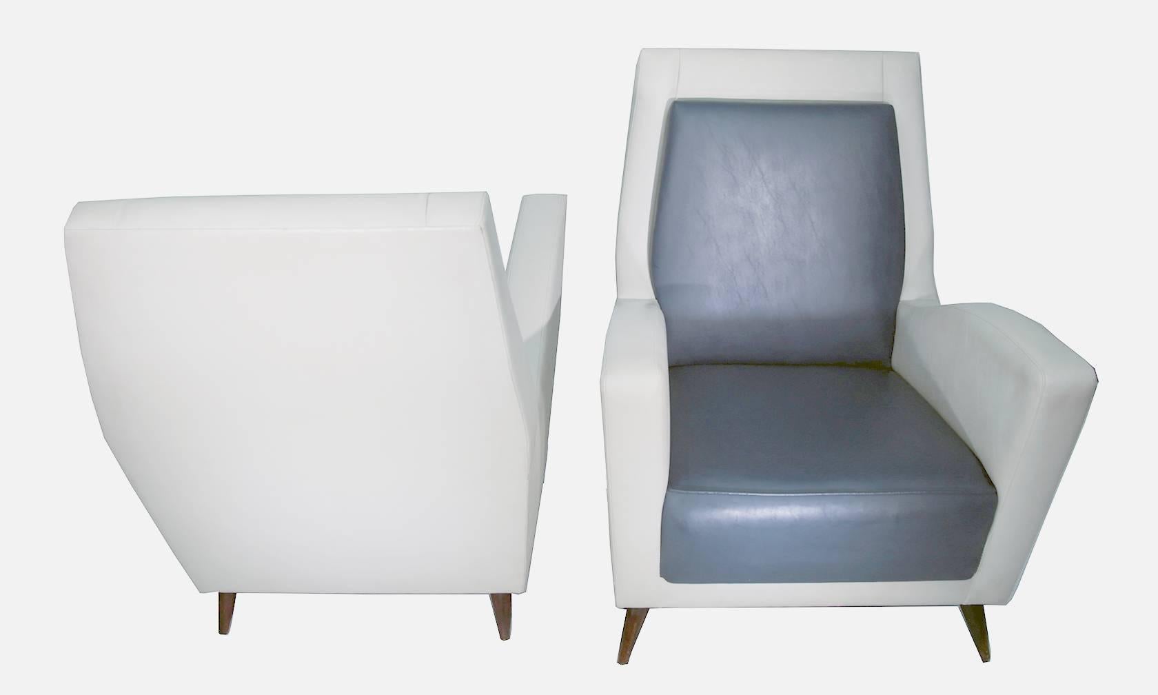 Mid-Century Modern Pair of Italian Club Chairs in the Style of Gio Ponti For Sale