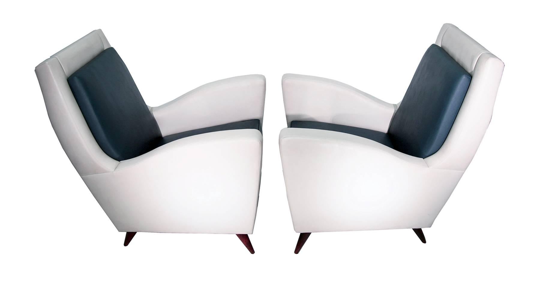 Pair of Italian Club Chairs in the Style of Gio Ponti In Excellent Condition For Sale In New York, NY