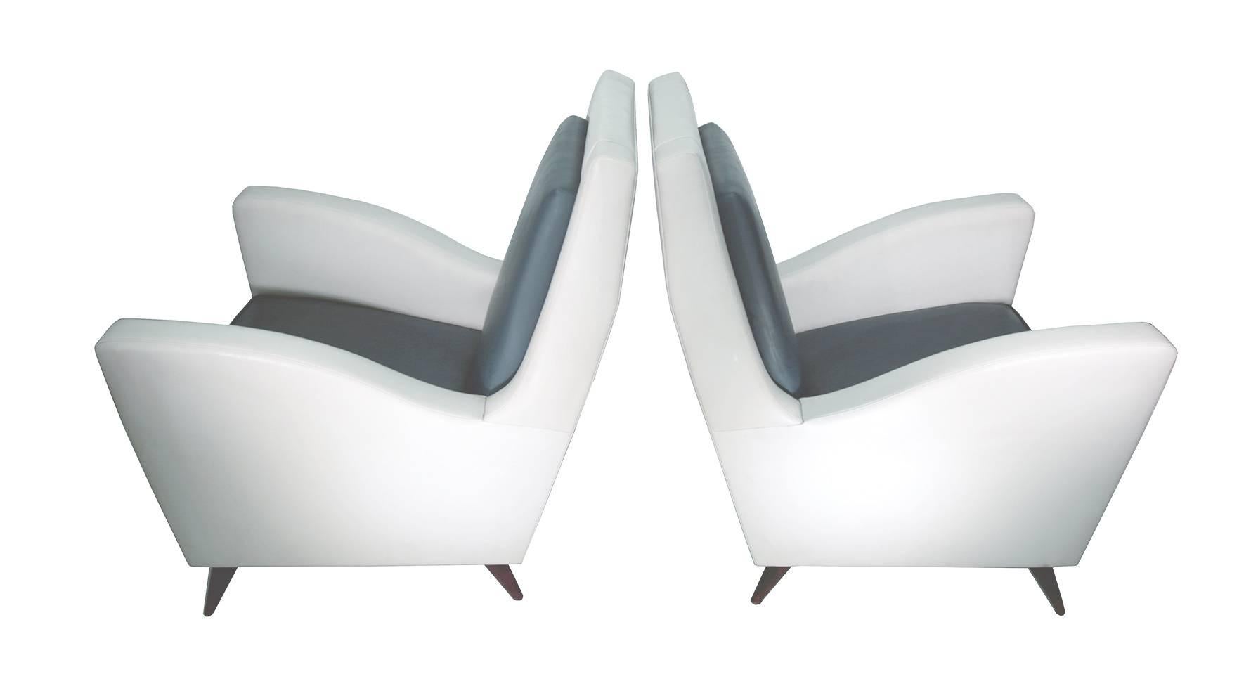 Mid-20th Century Pair of Italian Club Chairs in the Style of Gio Ponti For Sale