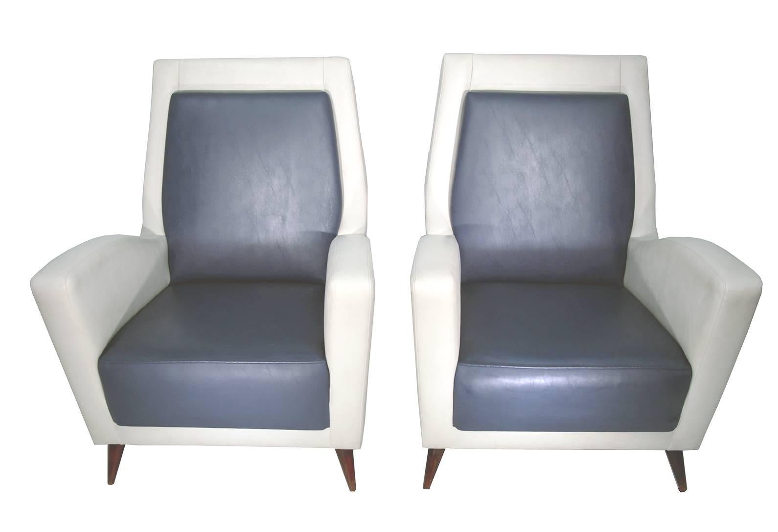 Pair of Italian Club Chairs in the Style of Gio Ponti For Sale 2