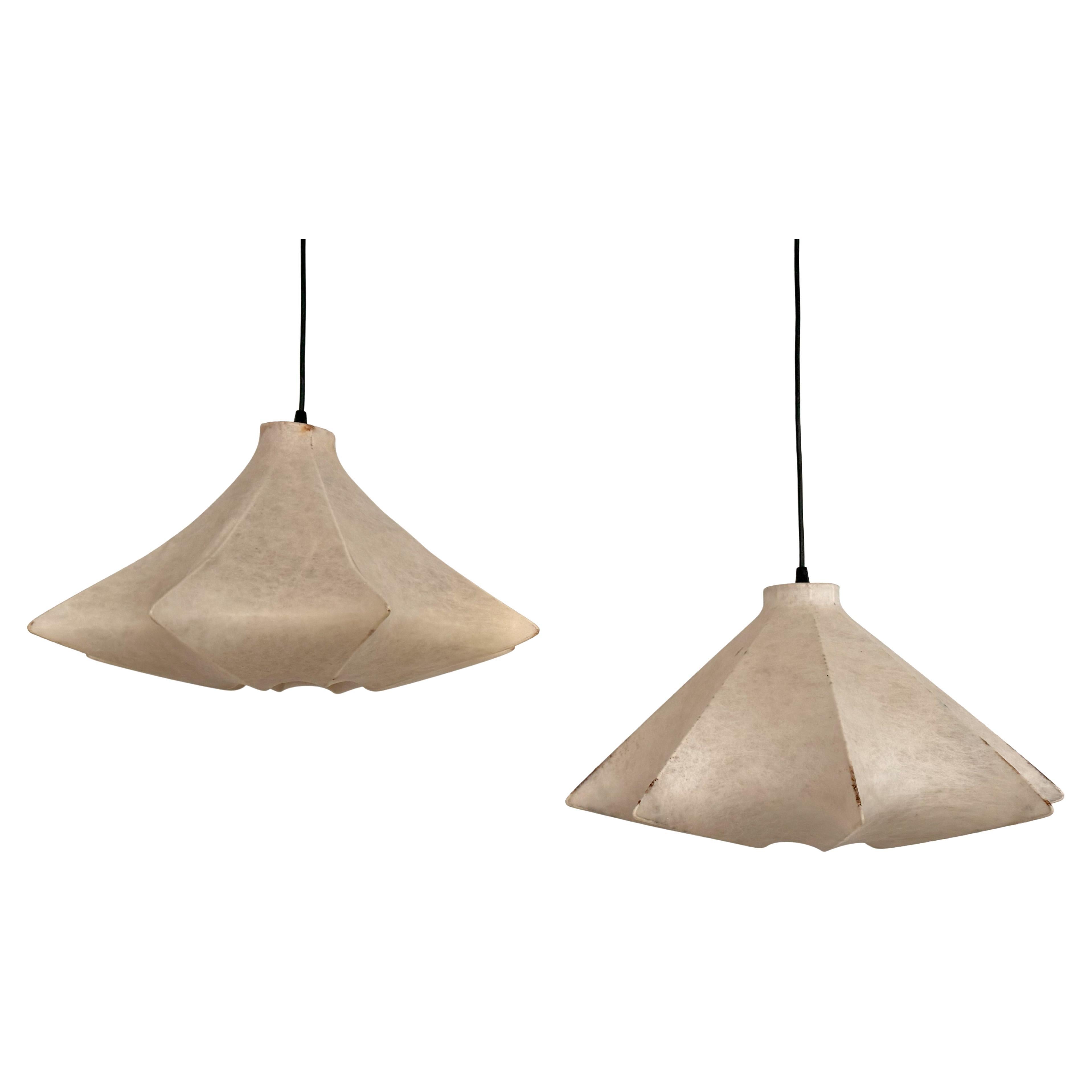 Coppia di lampade a sospensione Cocoon Lights italiane originali degli anni '60

Splendida e rara coppia di lampade a sospensione a forma di bozzolo, originali degli anni '60.
Realizzato con una struttura in metallo e una speciale resina flessibile,