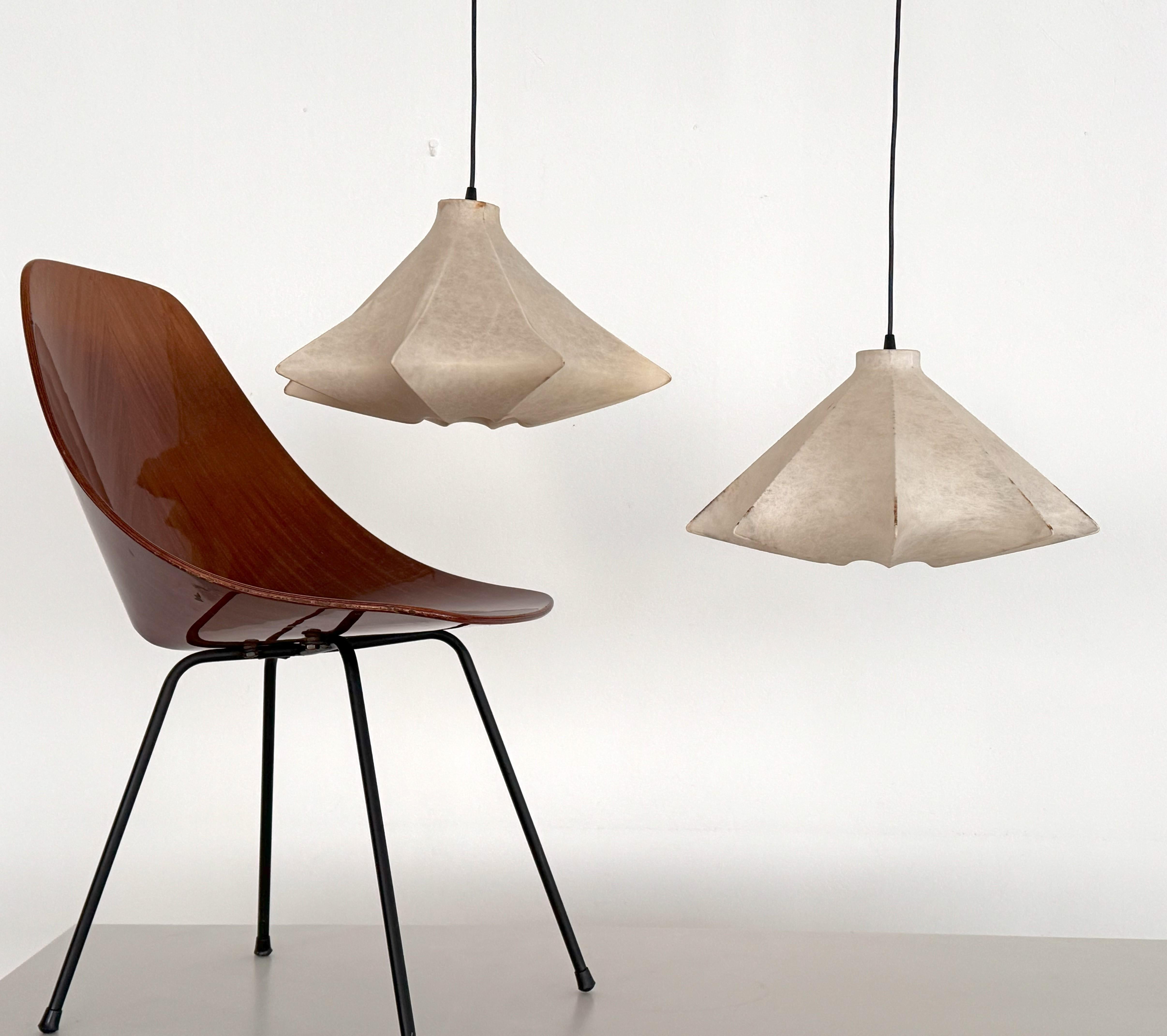 Fatto a mano Coppia di lampade a sospensione Cocoon Lights italiane originali degli anni '60 in vendita