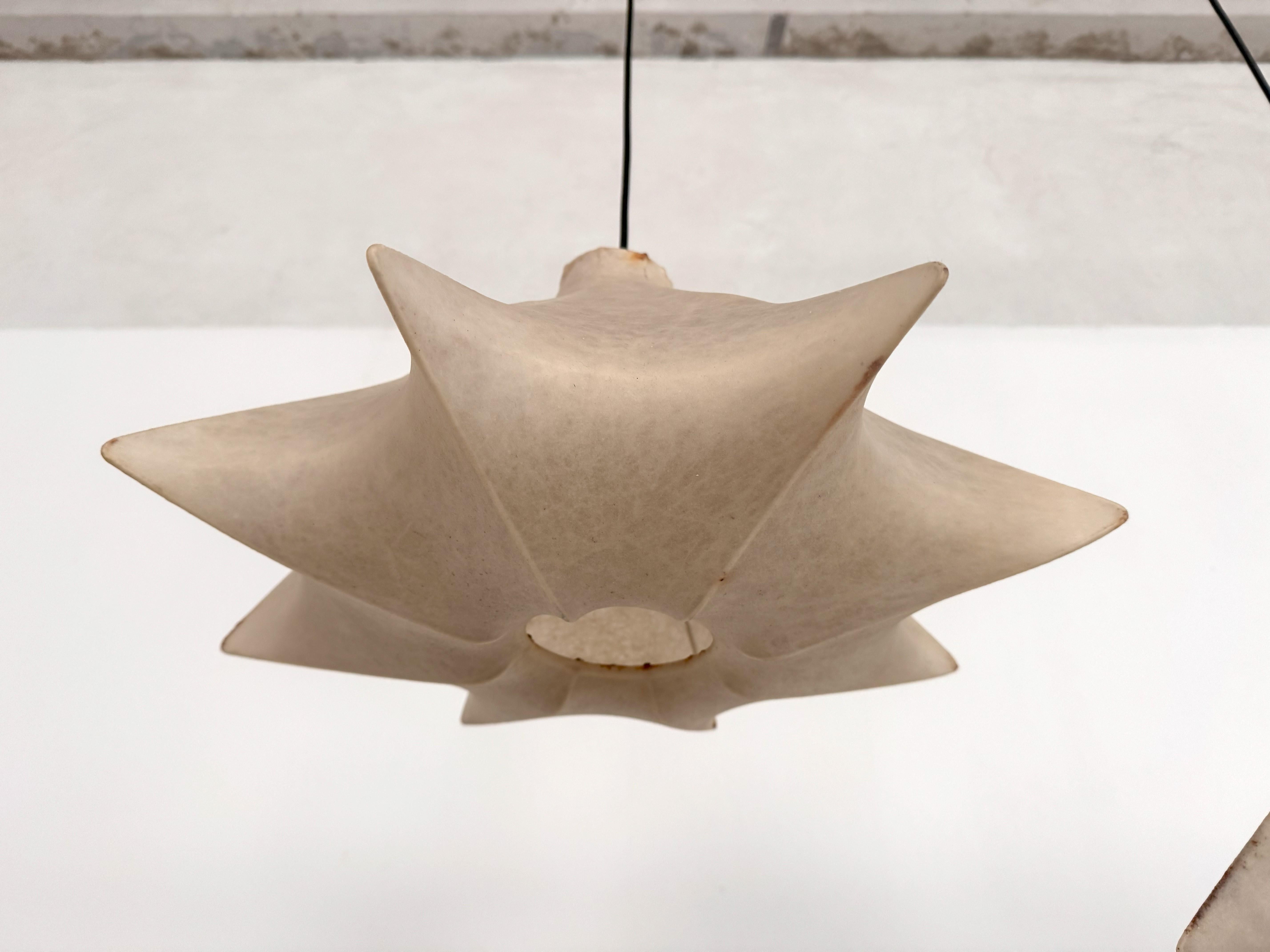 Coppia di lampade a sospensione Cocoon Lights italiane originali degli anni '60 In condizioni buone in vendita a Morazzone, Varese