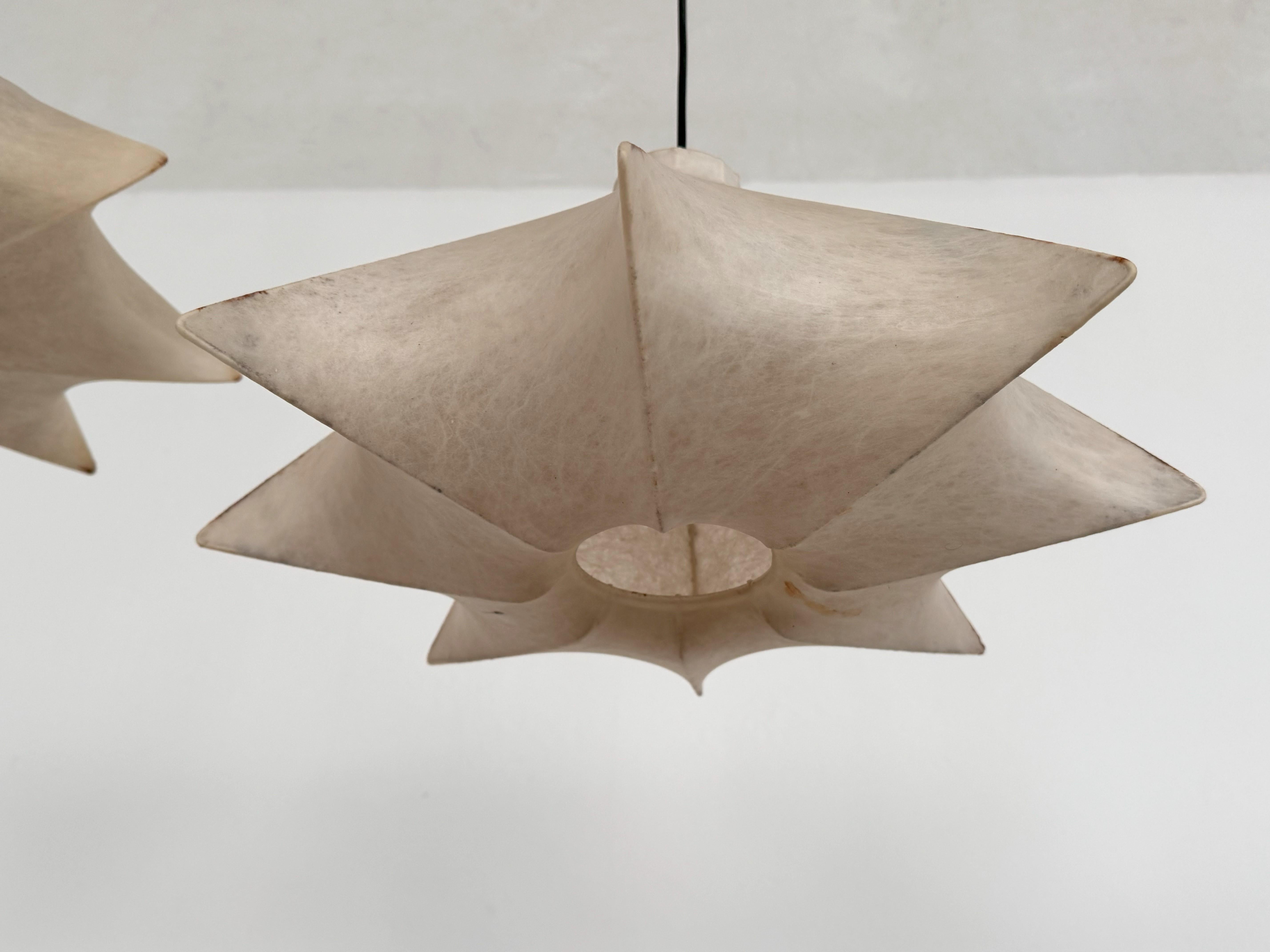 Metà XX secolo Coppia di lampade a sospensione Cocoon Lights italiane originali degli anni '60 in vendita