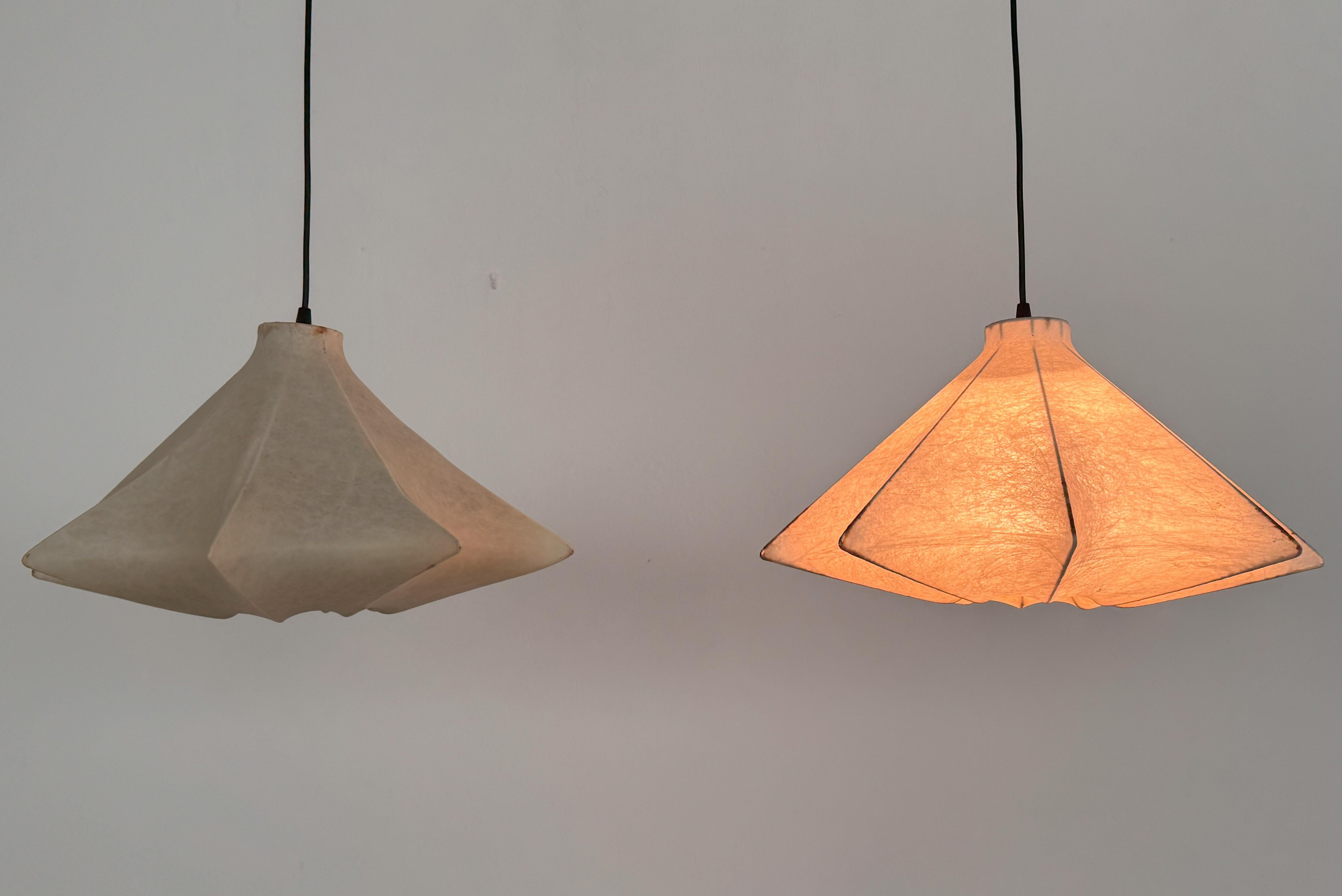 Metallo Coppia di lampade a sospensione Cocoon Lights italiane originali degli anni '60 in vendita