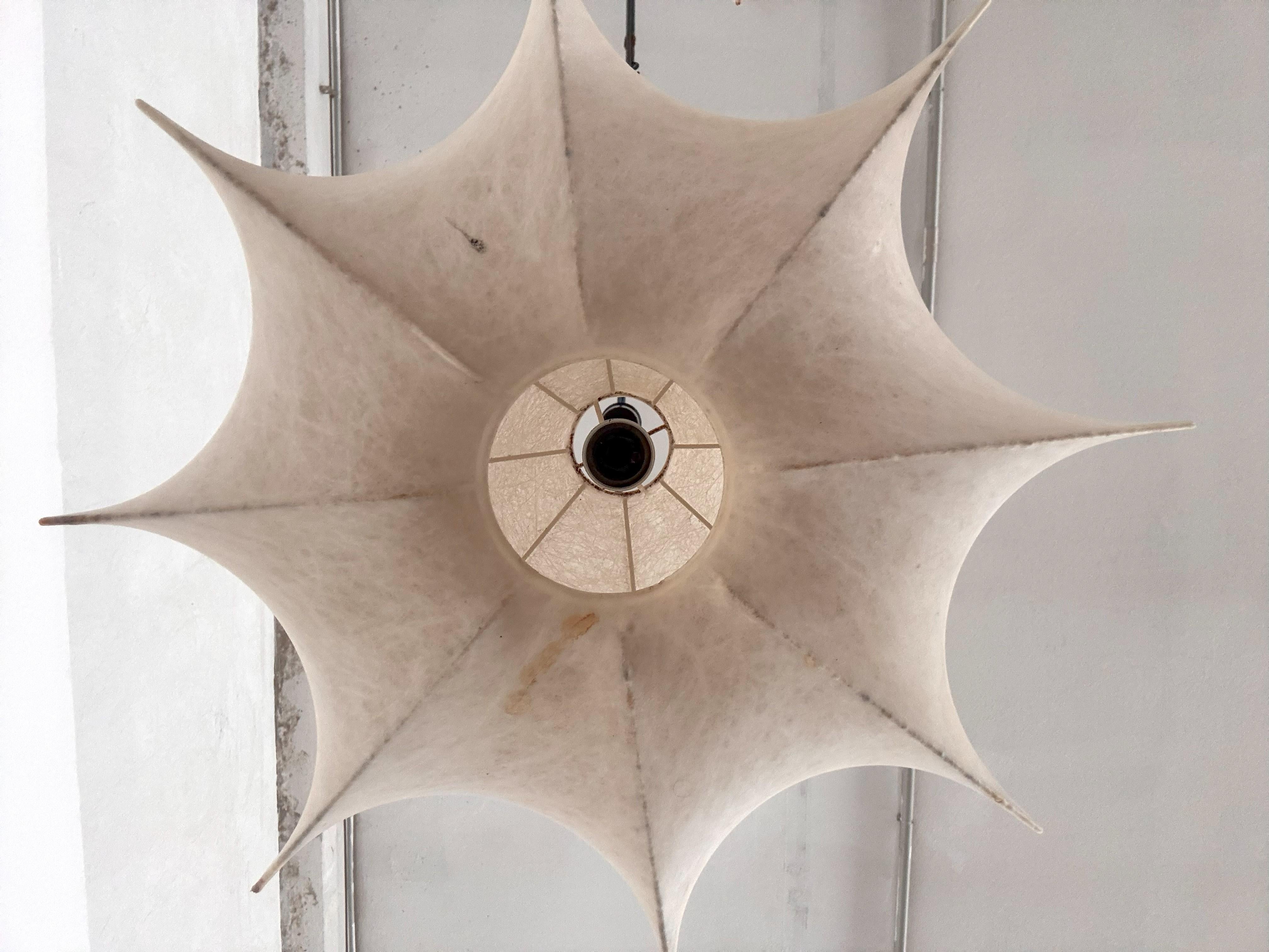 Coppia di lampade a sospensione Cocoon Lights italiane originali degli anni '60 in vendita 1