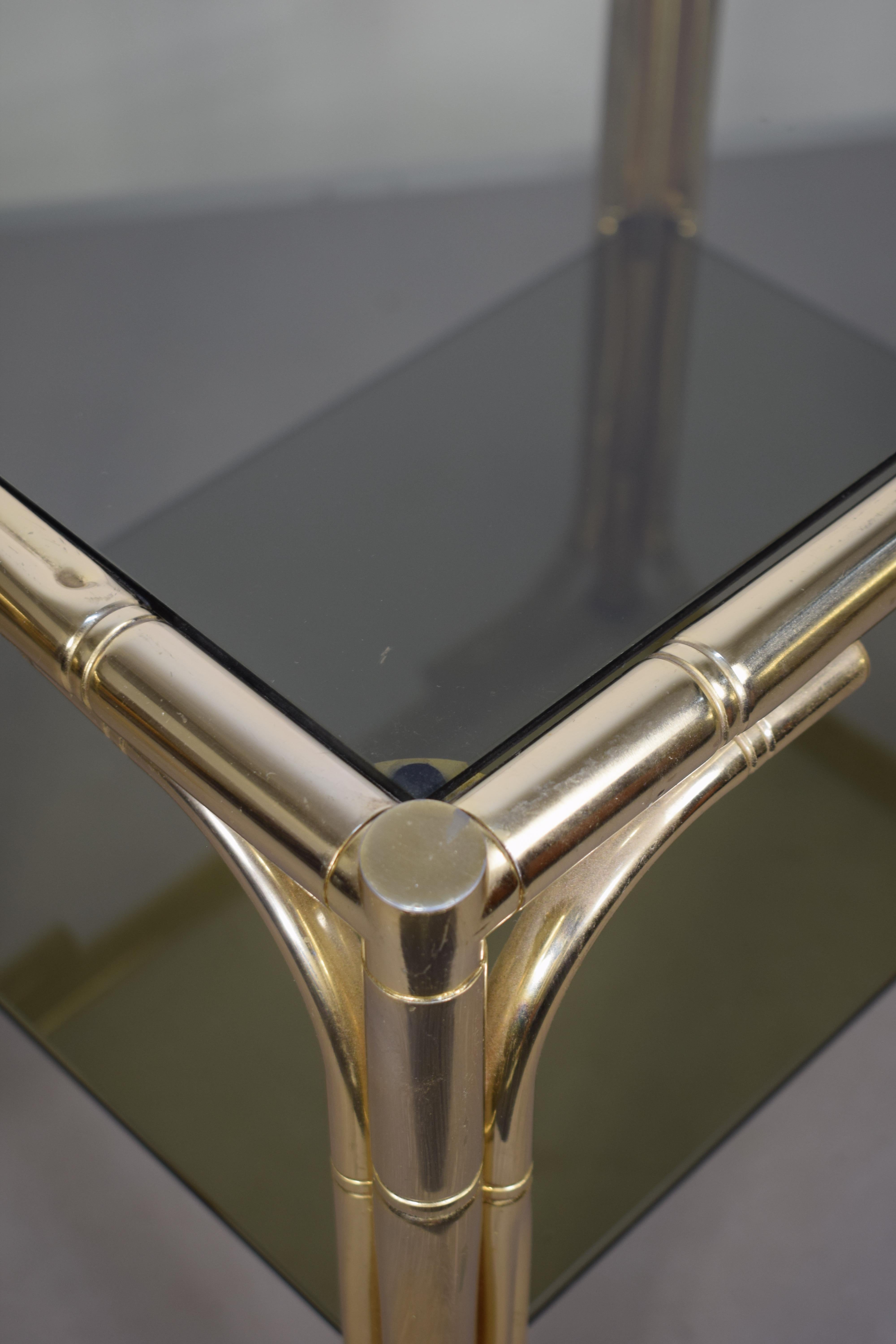 Paire de tables basses italiennes, métal doré et verre fumé, années 1970.

Dimensions : H= 52 cm ; L= 50 cm ; P= 38 cm.
