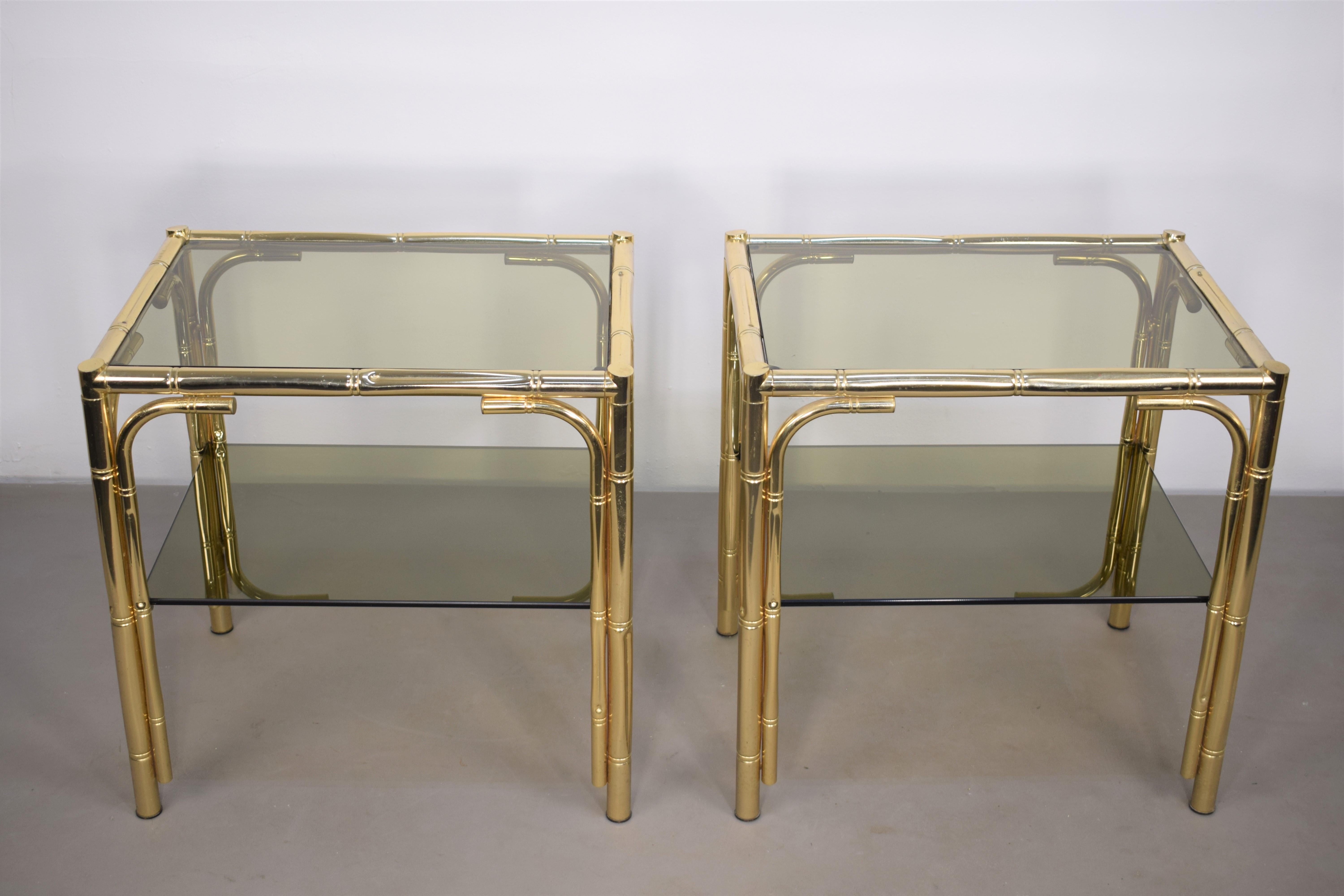 Mid-Century Modern Paire de tables basses italiennes, métal doré et verre fumé, années 1970 en vente