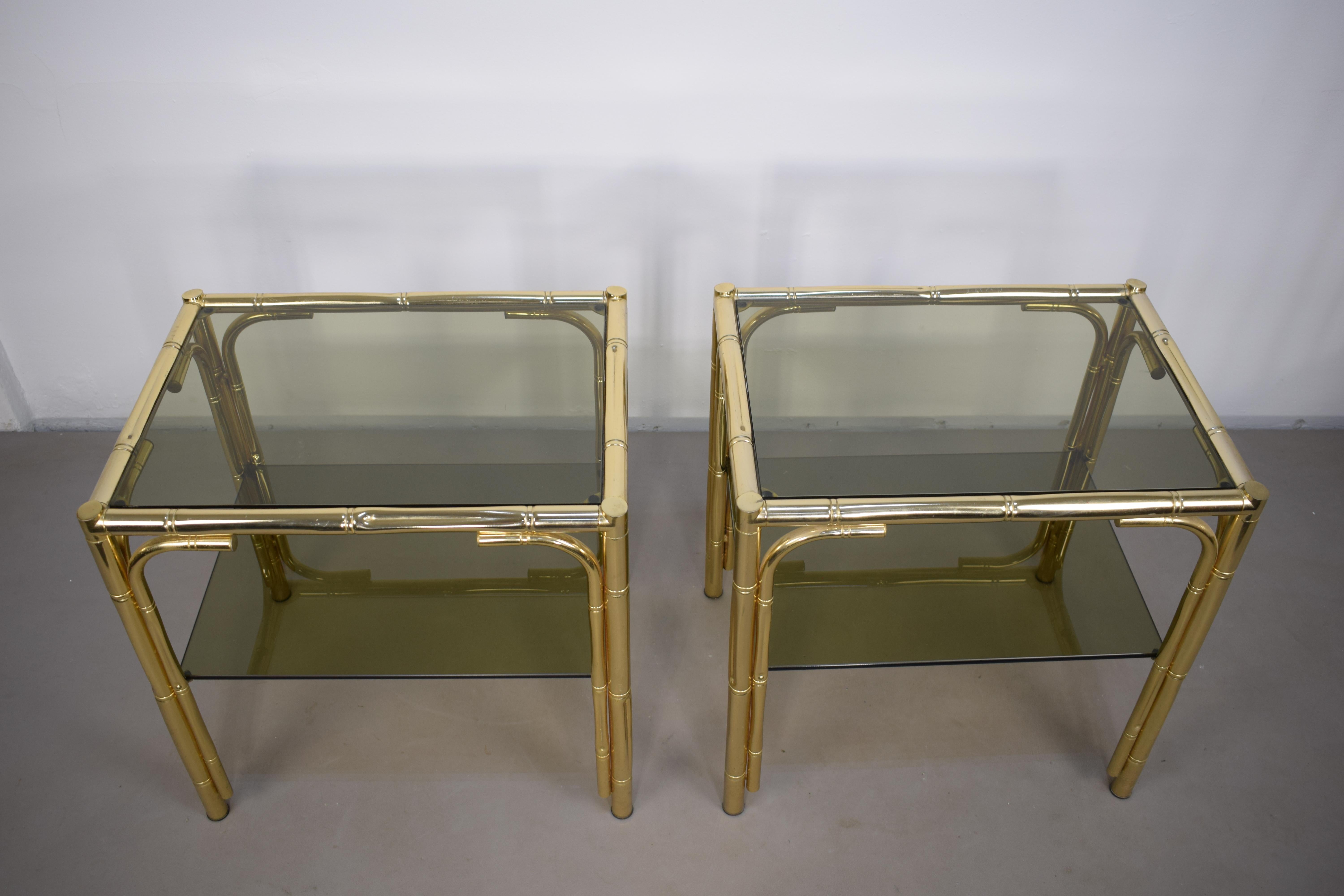 Fin du 20e siècle Paire de tables basses italiennes, métal doré et verre fumé, années 1970 en vente