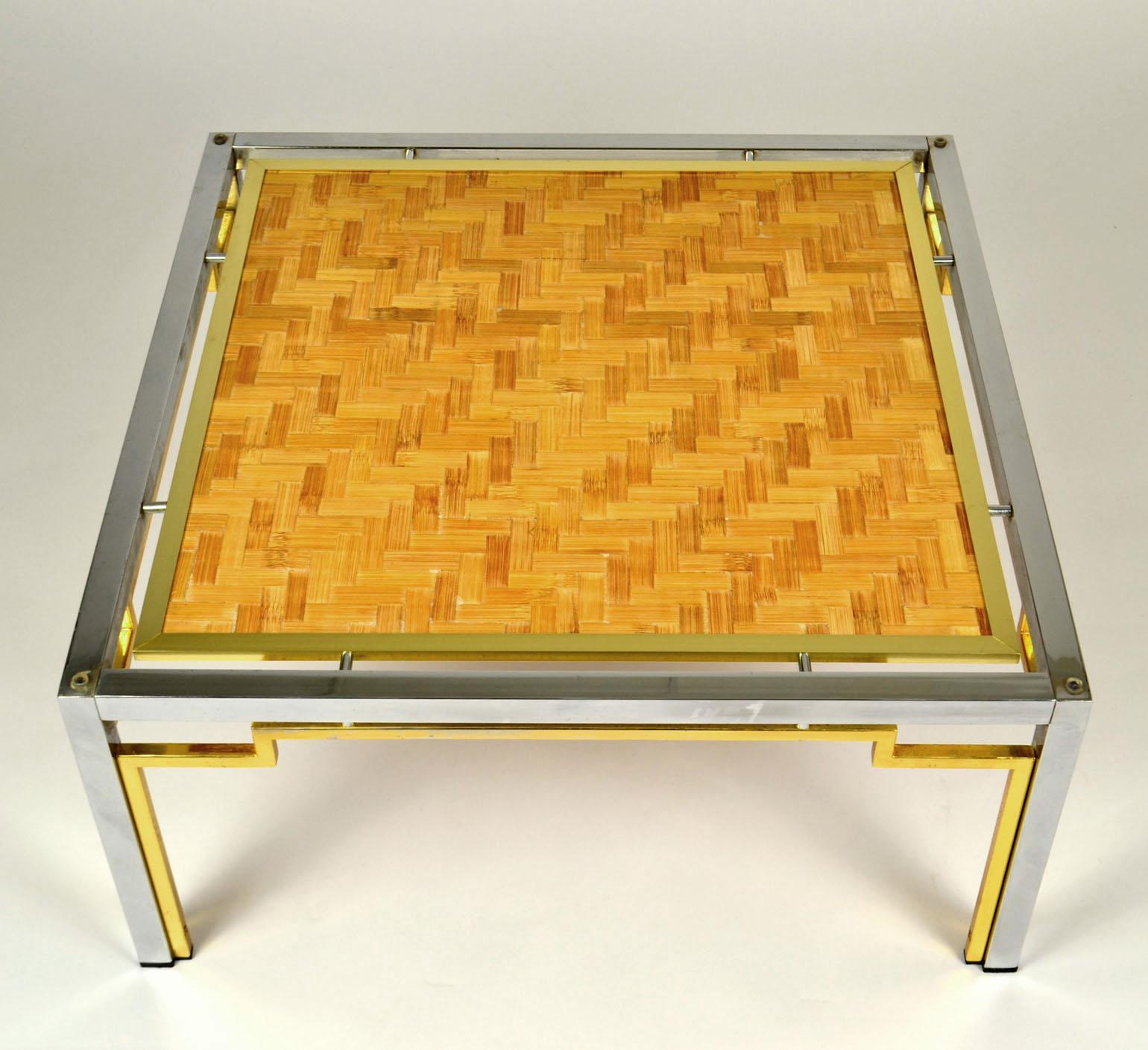 Paar quadratische Couchtische, Italien, um 1970. Die Platte ist mit einem aufwendigen Bambusparkett mit Glasaufsatz versehen und wird von einem Sockel aus poliertem Chrom und Messing mit vergoldeten Chromdetails und einer Glasplatte eingerahmt. Es