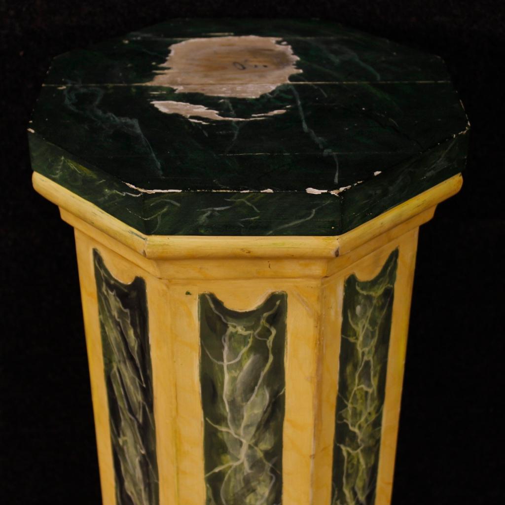 Pair of Italian columns from the 20th century. Furniture in carved wood lacquered with
finishes fake marble of great quality. Octagonal columns with support surfaces that show visible signs of wear and lacks lacquering (see photo) to be restored.
