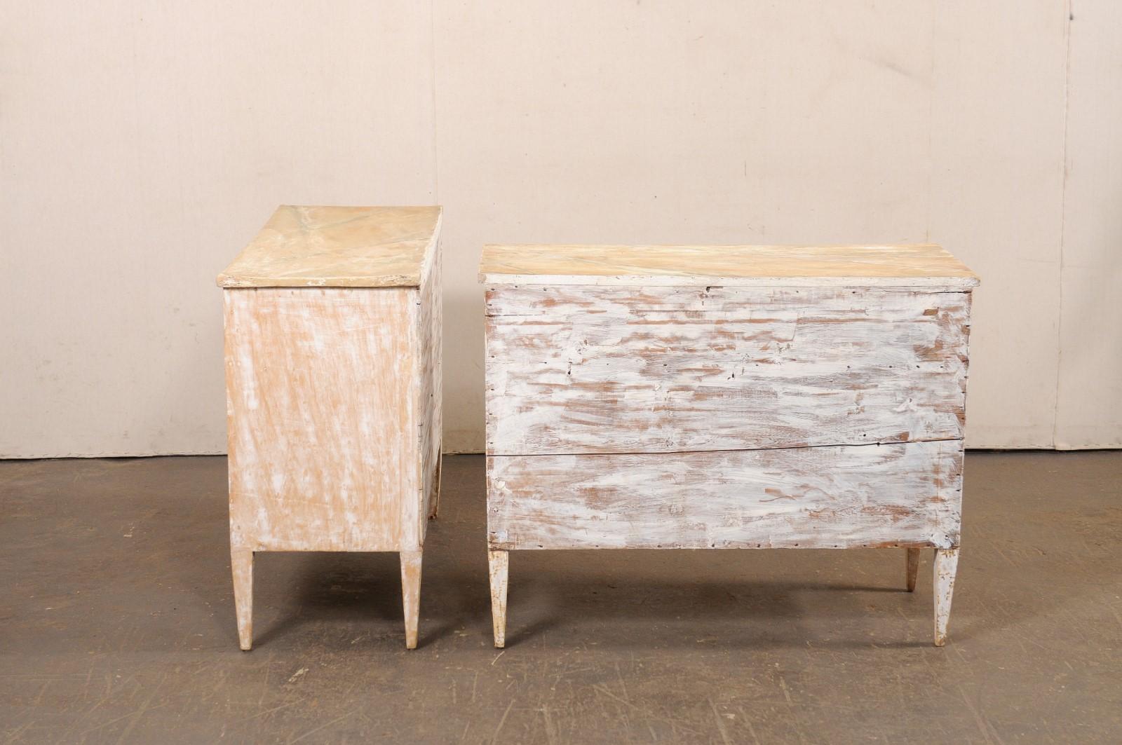 Coppia di commodes italiani con piani in finto marmo dipinti a mano e finitura scrostata in vendita 4