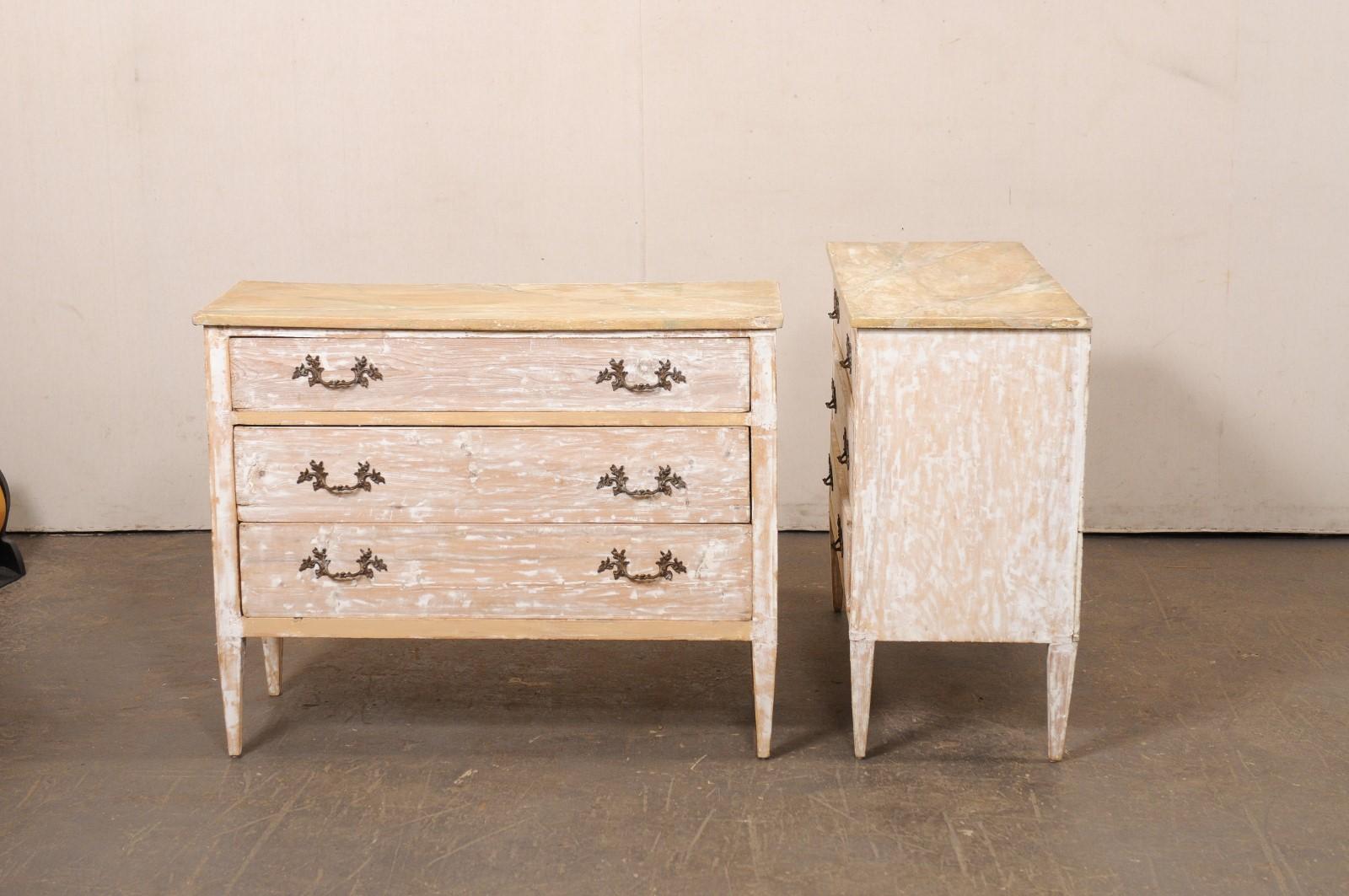 Coppia di commodes italiani con piani in finto marmo dipinti a mano e finitura scrostata in vendita 5