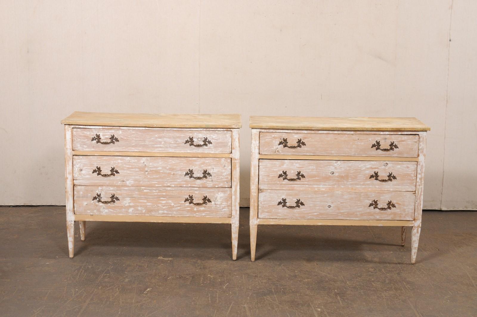 Coppia di commodes italiani con piani in finto marmo dipinti a mano e finitura scrostata in vendita 6