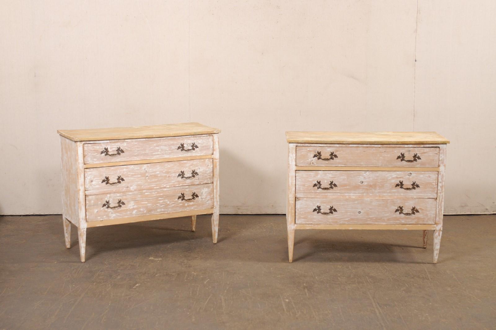 Una coppia italiana di cassettiere in legno con piani in finto marmo. Queste cassapanche vintage provenienti dall'Italia sono caratterizzate da un piano in finto marmo dipinto a mano, sopra una cassa dal design pulito che ospita tre cassetti
