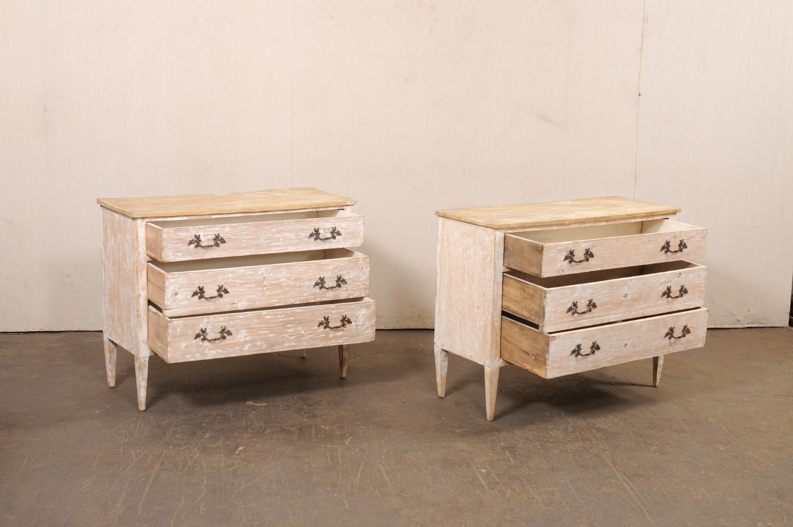 Italiano Coppia di commodes italiani con piani in finto marmo dipinti a mano e finitura scrostata in vendita