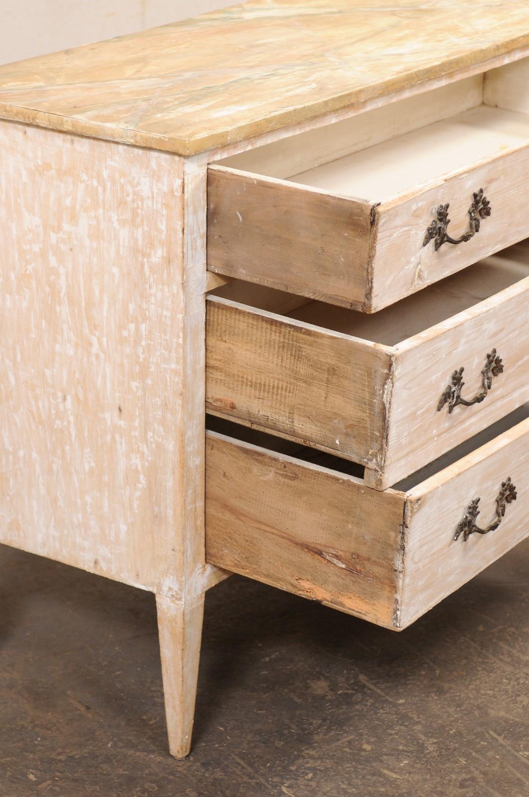 XX secolo Coppia di commodes italiani con piani in finto marmo dipinti a mano e finitura scrostata in vendita