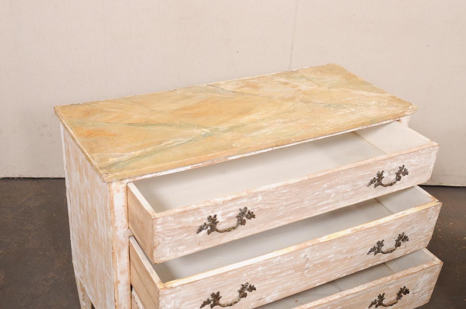 Legno Coppia di commodes italiani con piani in finto marmo dipinti a mano e finitura scrostata in vendita