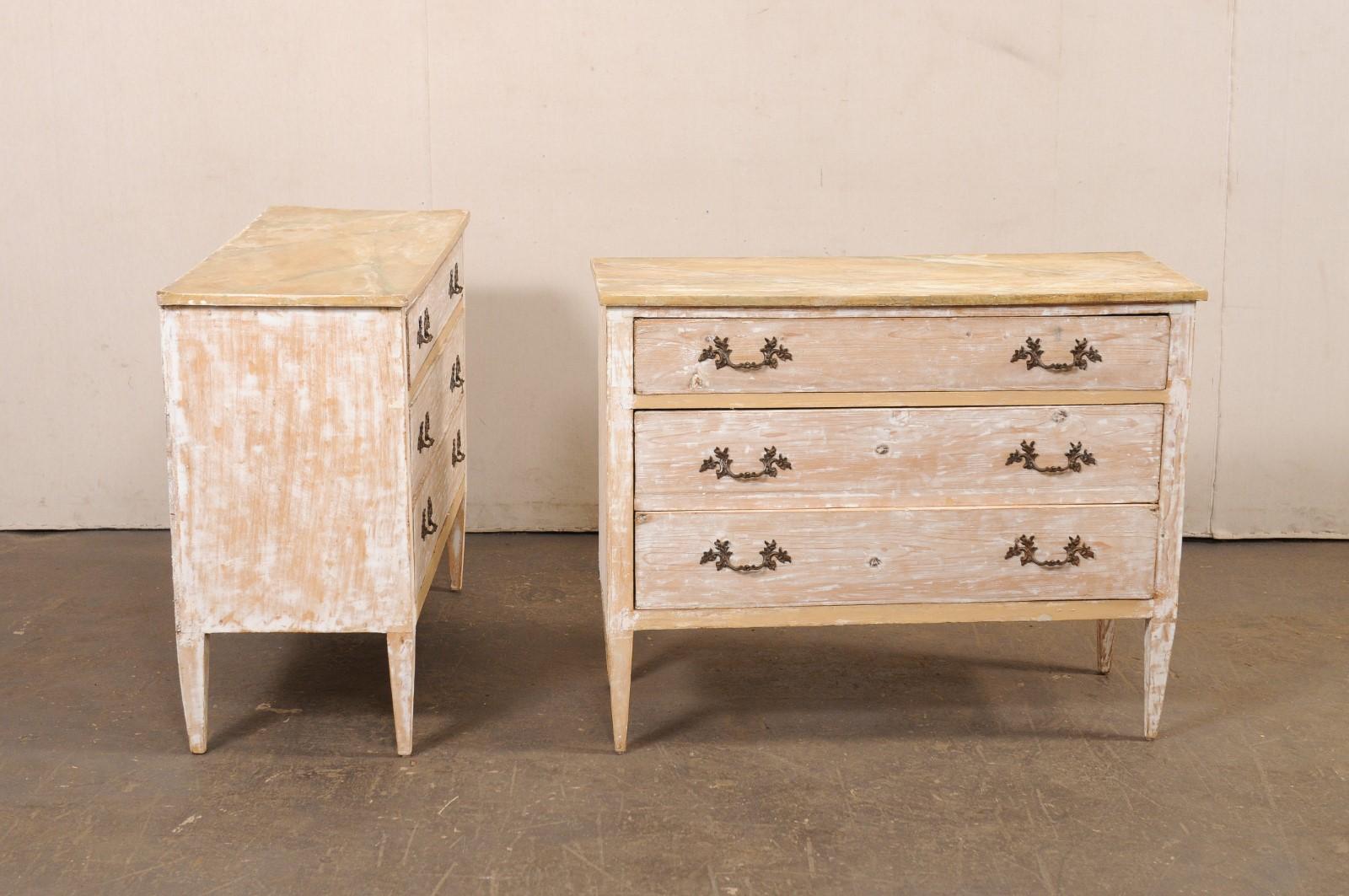 Coppia di commodes italiani con piani in finto marmo dipinti a mano e finitura scrostata in vendita 2