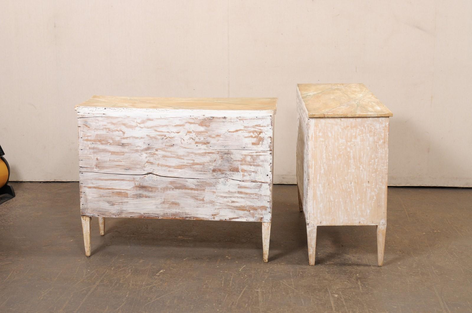 Coppia di commodes italiani con piani in finto marmo dipinti a mano e finitura scrostata in vendita 3