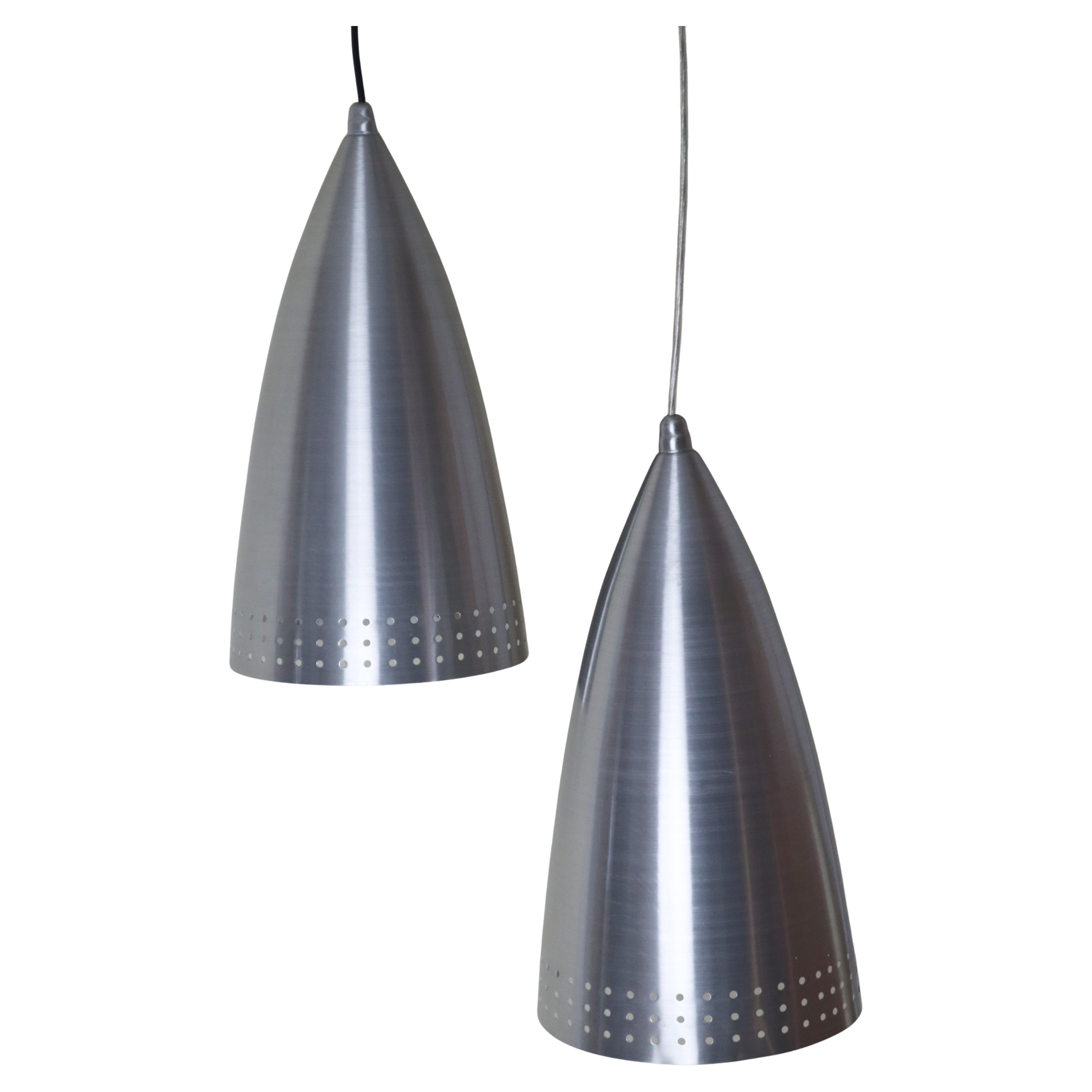 Coppia di lampade a sospensione italiane a cono in alluminio del metà del secolo scorso di Ideal Light, anni 
90