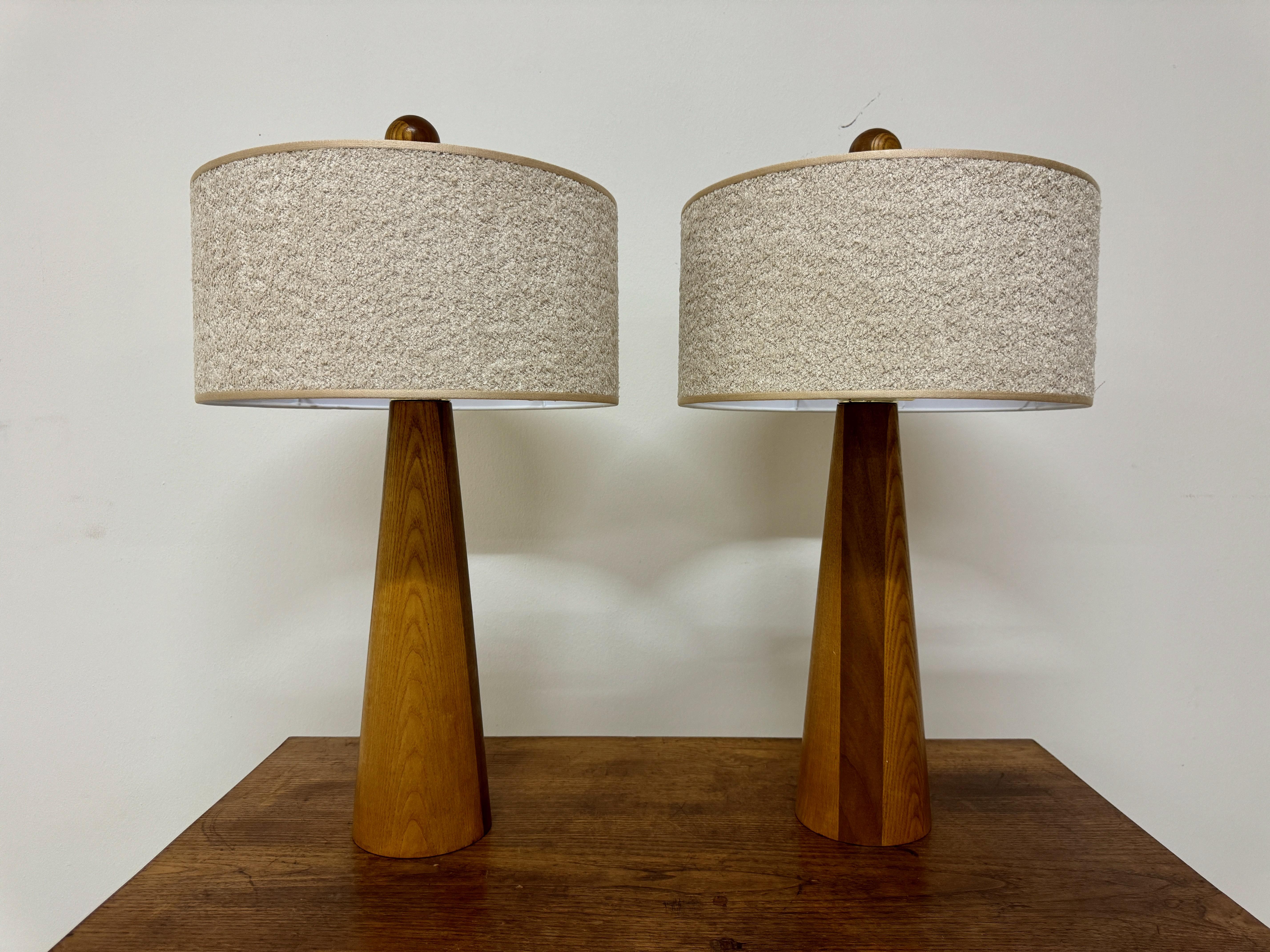 Mid-Century Modern Paire de lampes de table italiennes coniques en bois en vente