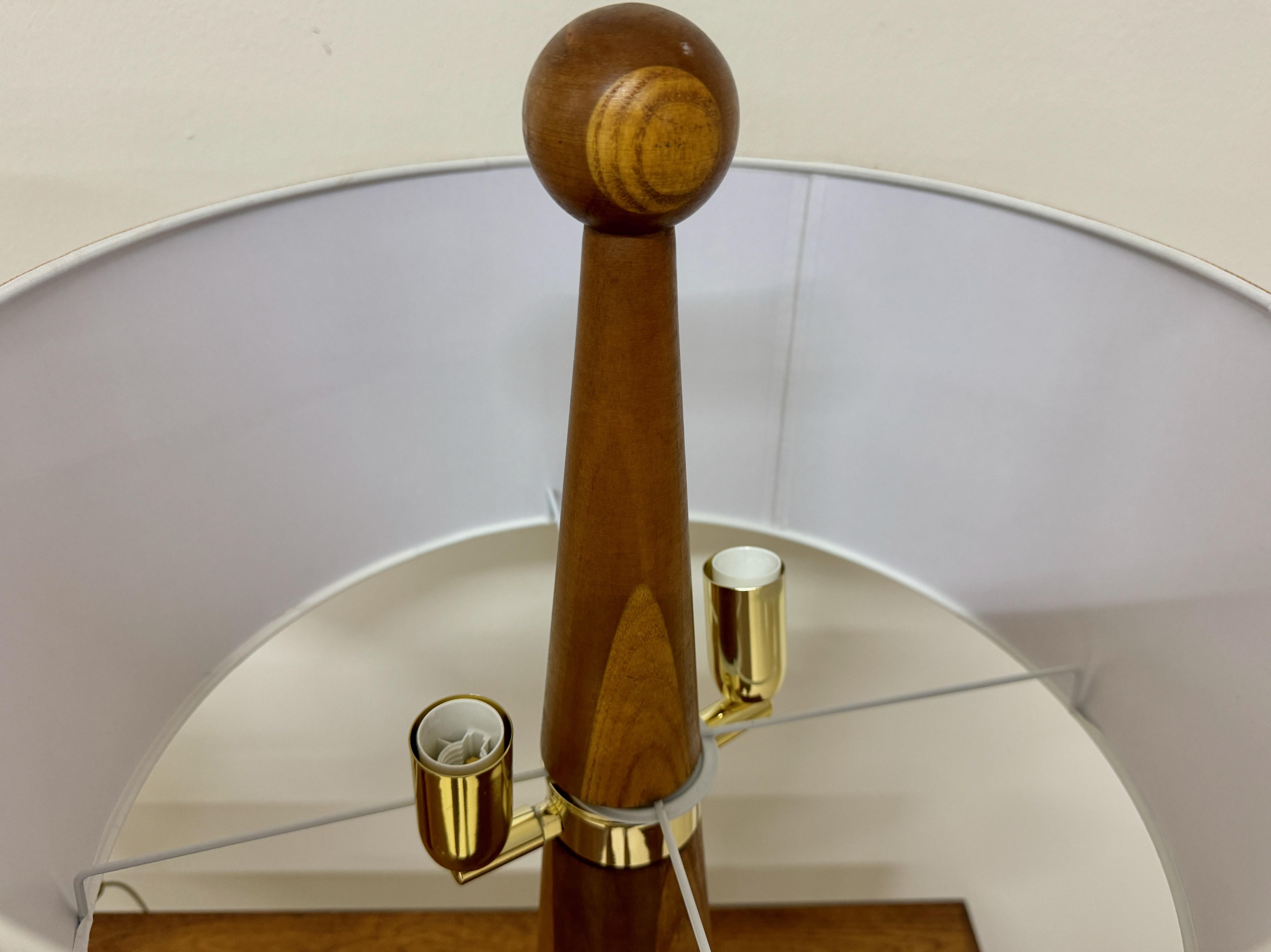 XXIe siècle et contemporain Paire de lampes de table italiennes coniques en bois en vente