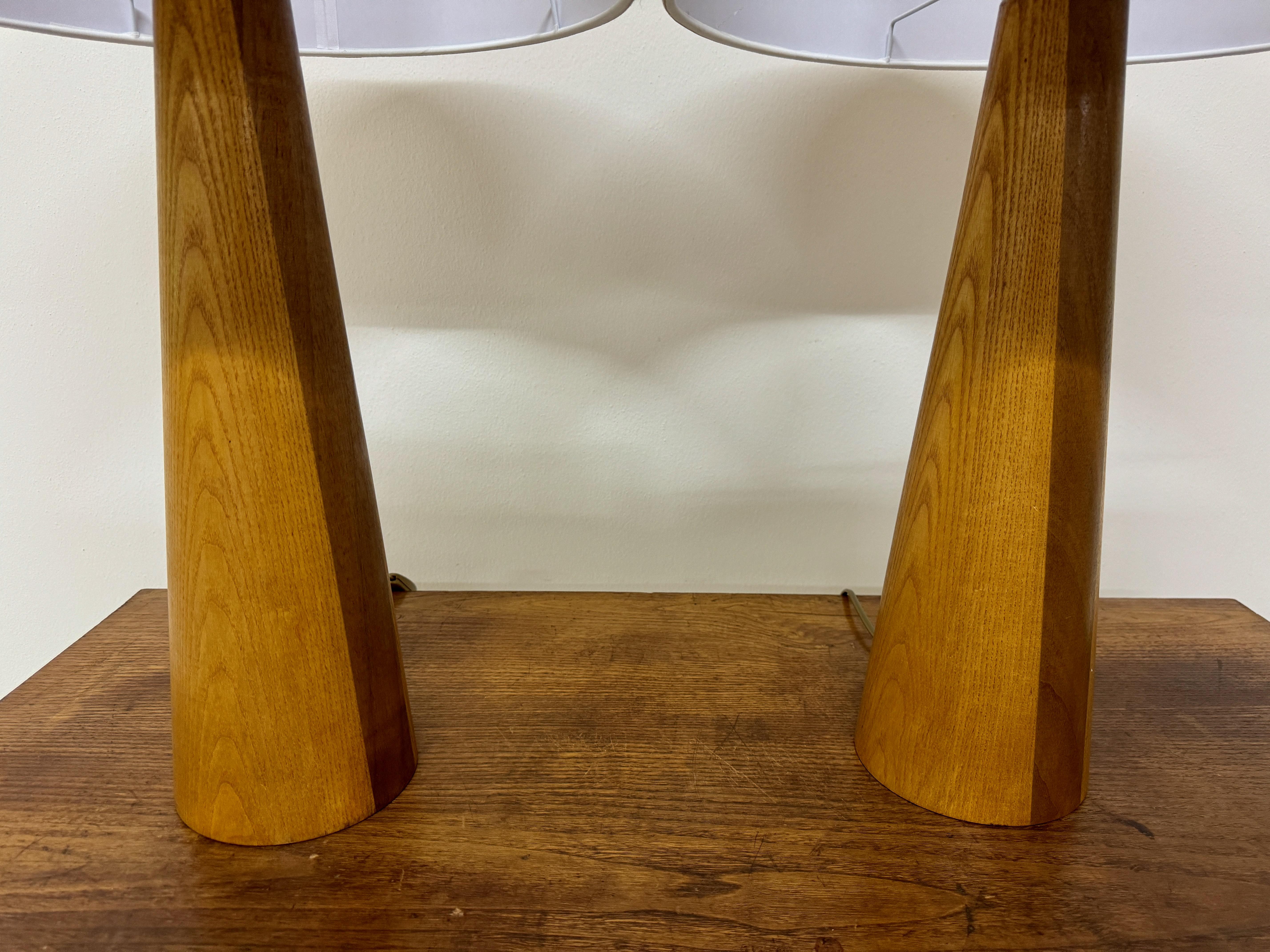 Bois Paire de lampes de table italiennes coniques en bois en vente