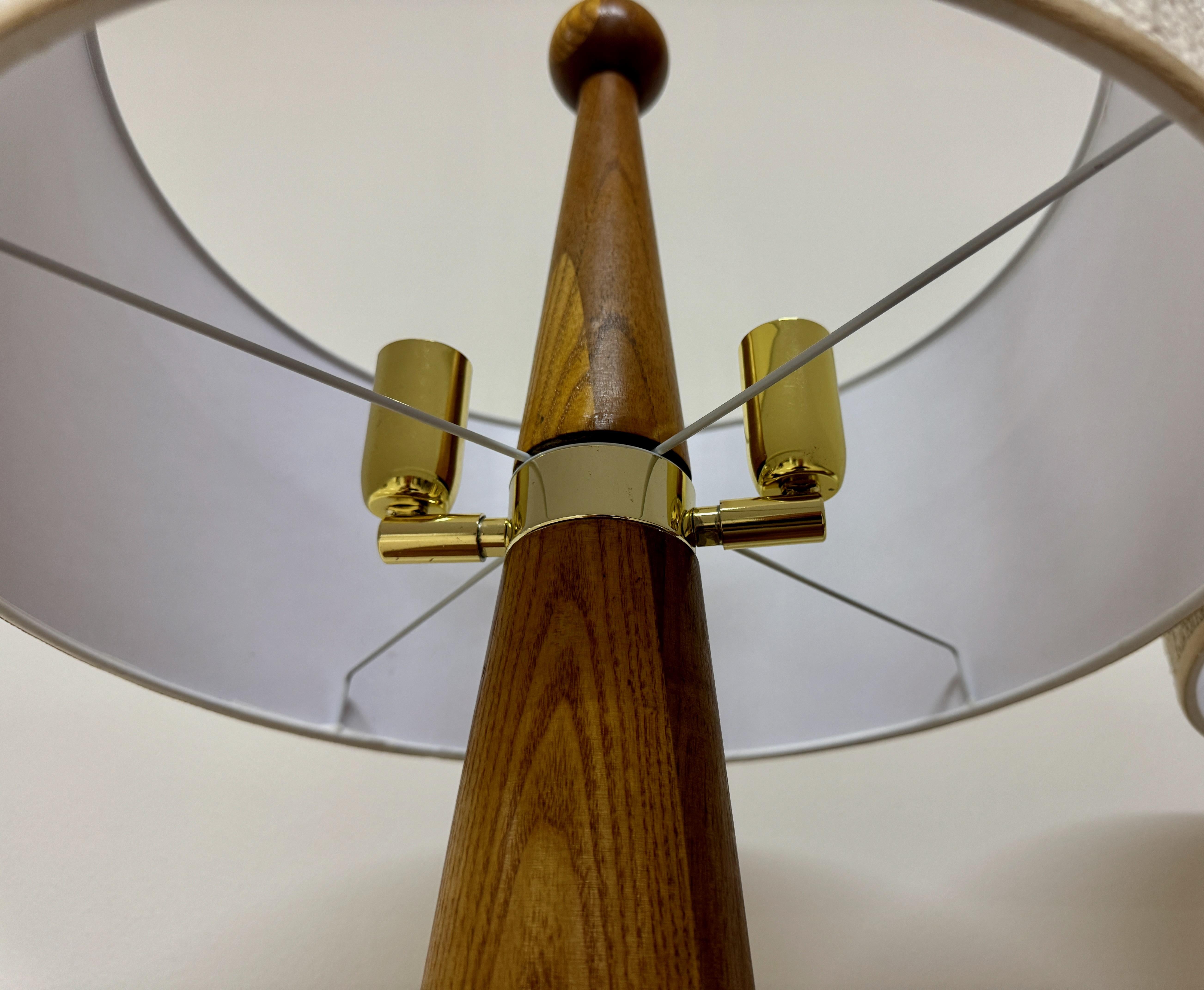 Paire de lampes de table italiennes coniques en bois en vente 1